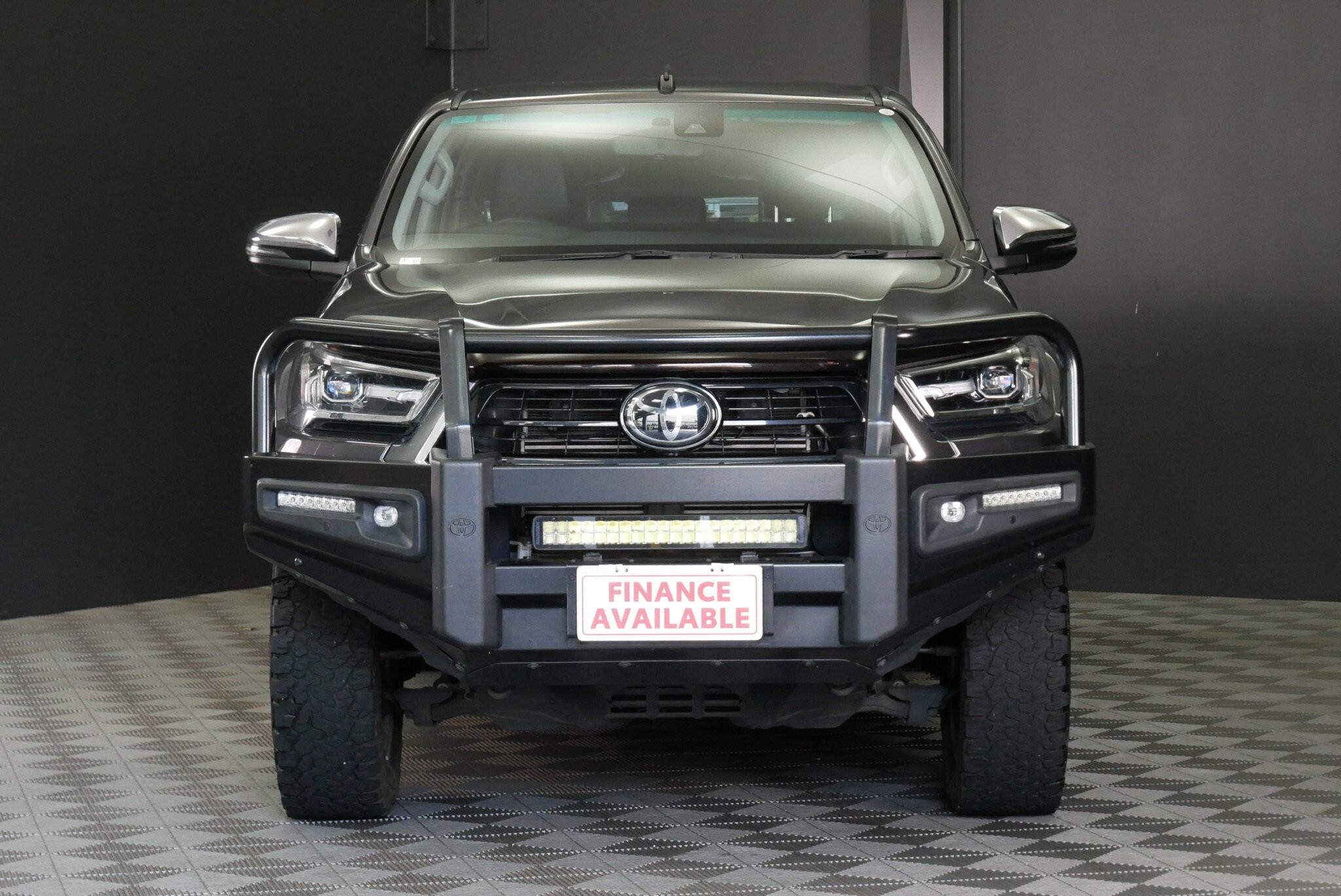Toyota Hilux image 2