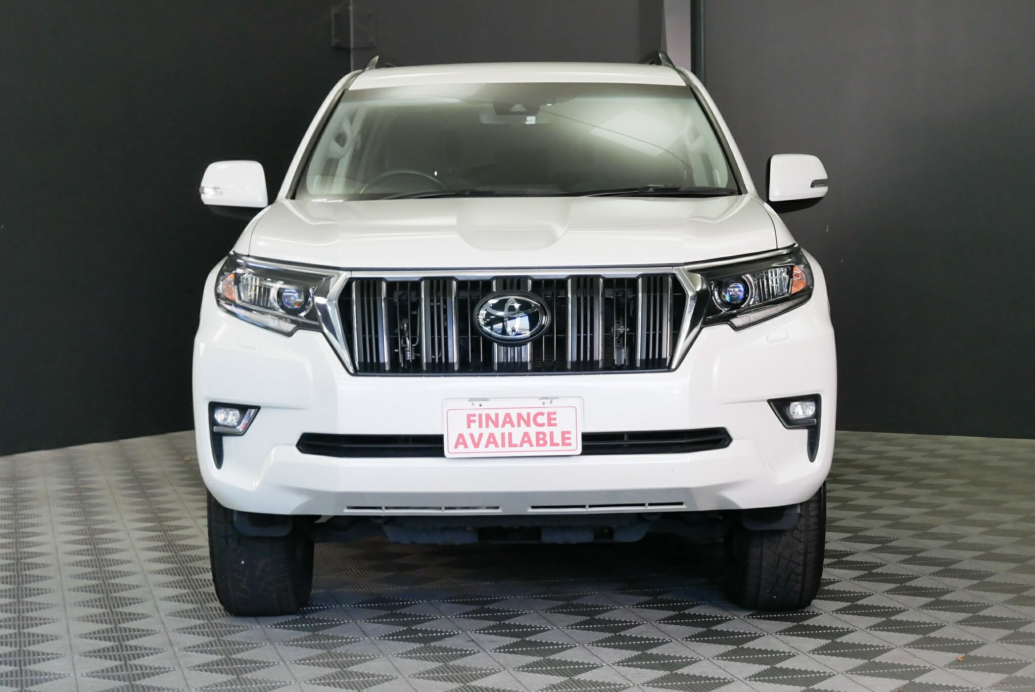 Toyota Landcruiser Prado image 2