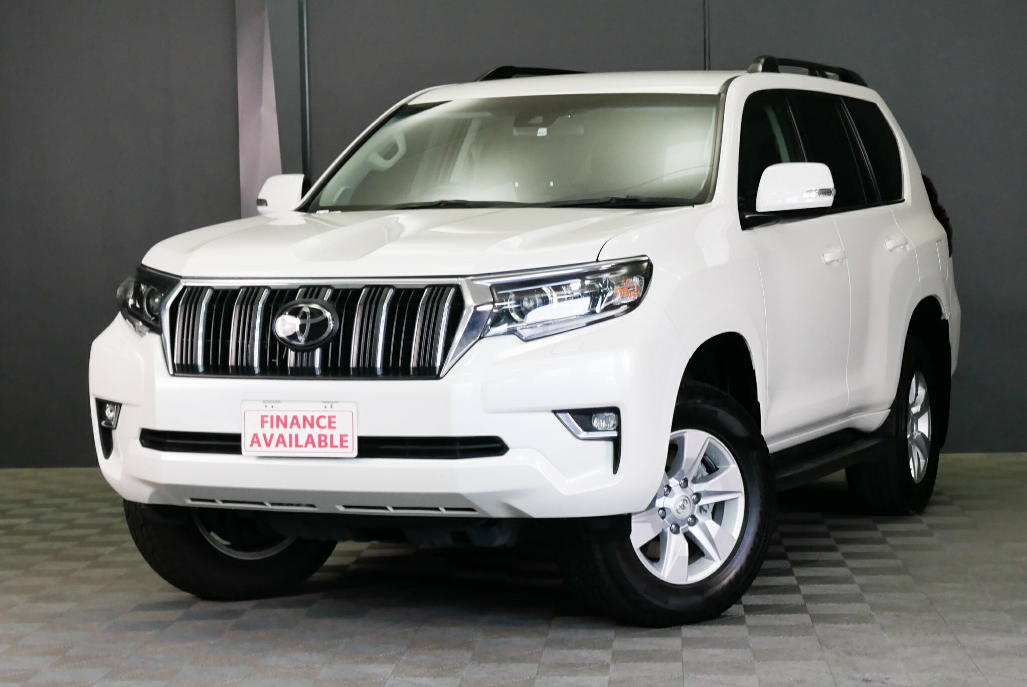 Toyota Landcruiser Prado image 3