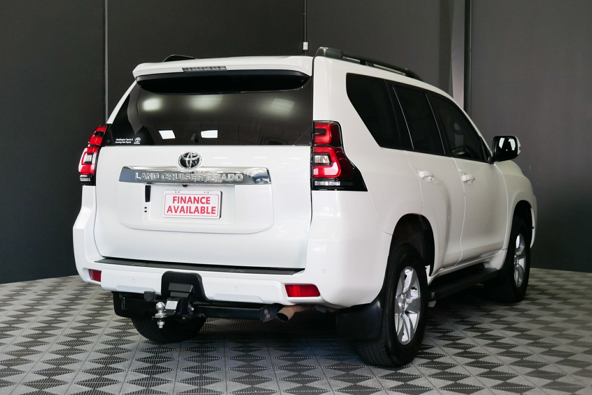 Toyota Landcruiser Prado image 4