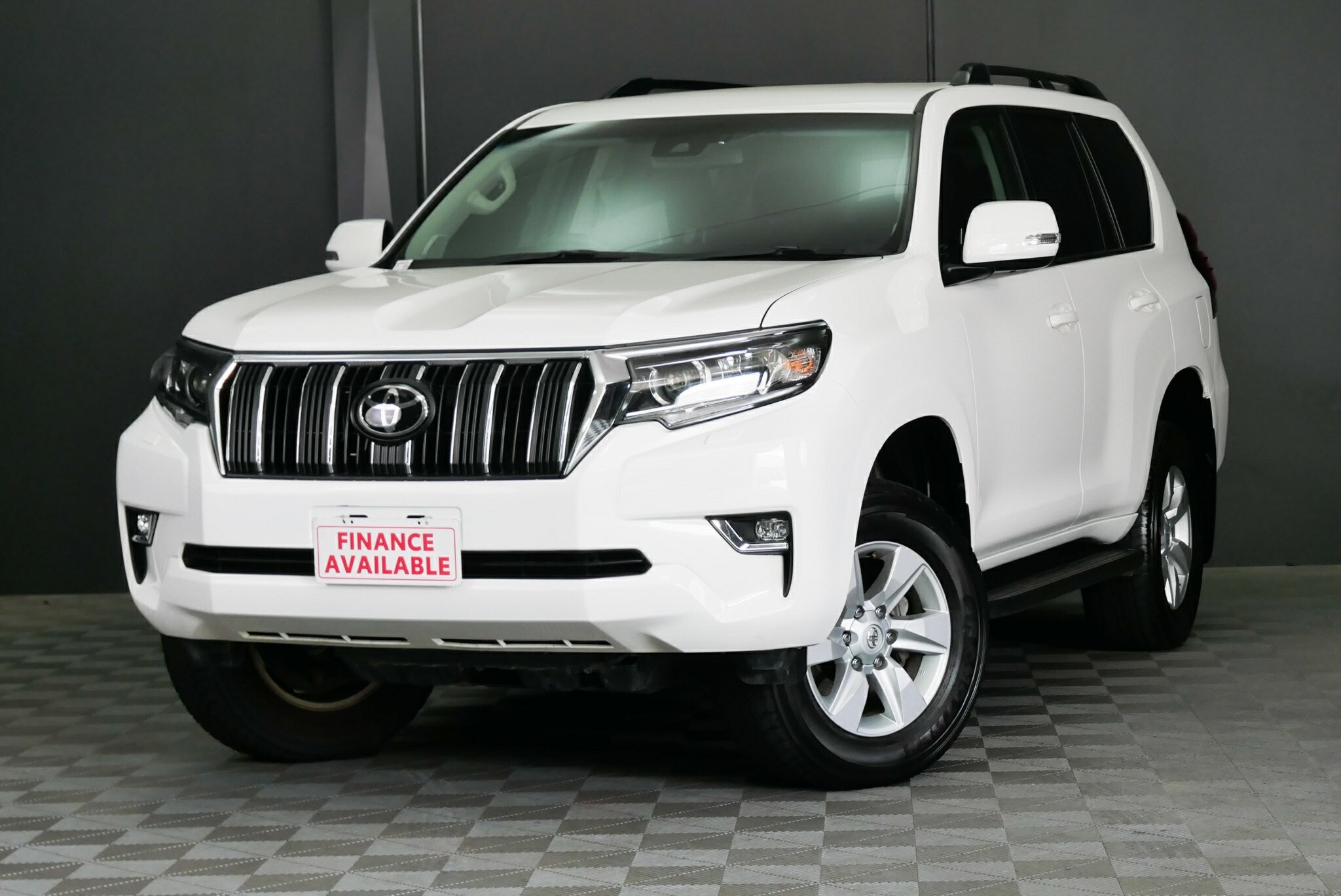 Toyota Landcruiser Prado image 3