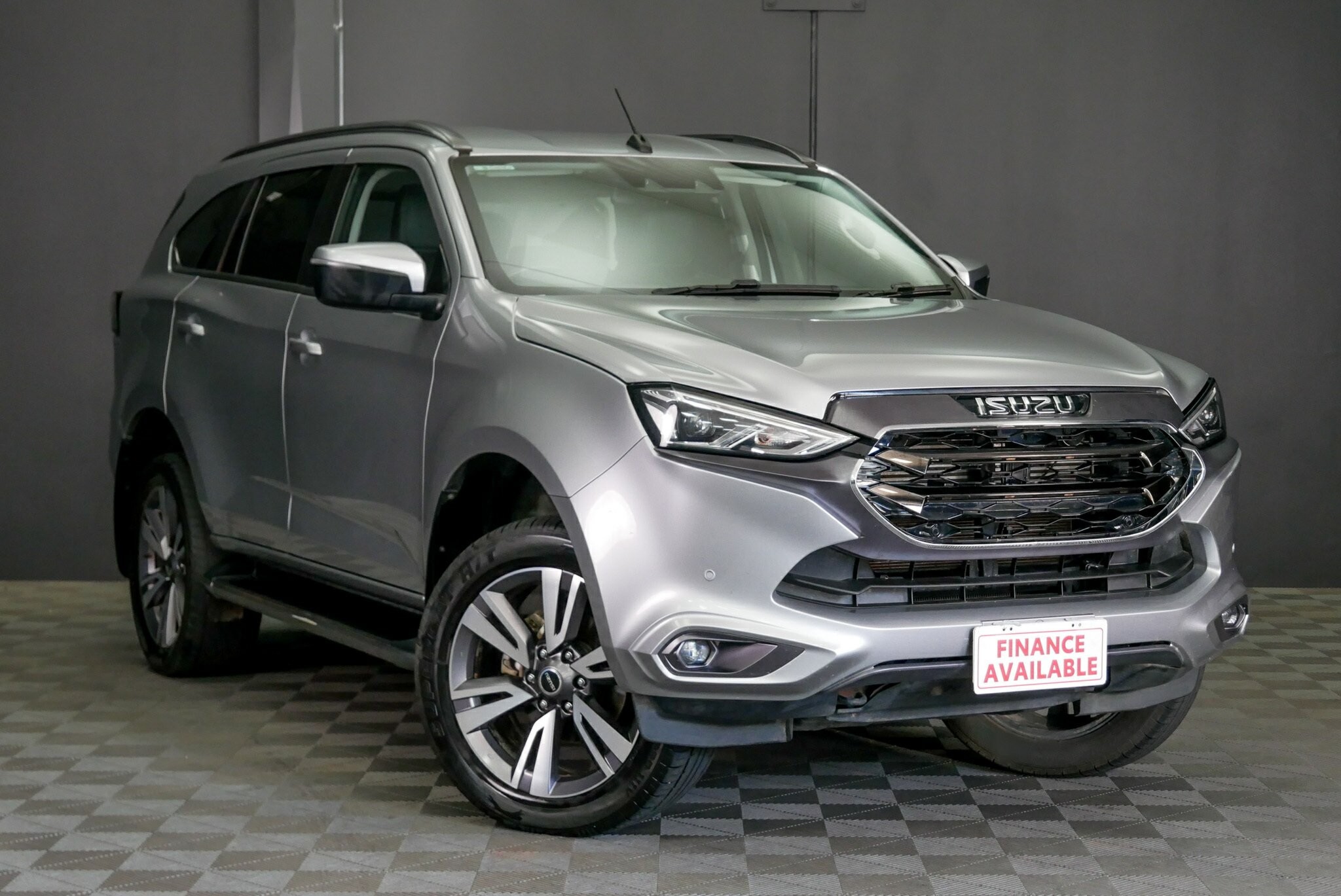 Isuzu Mu-x image 1