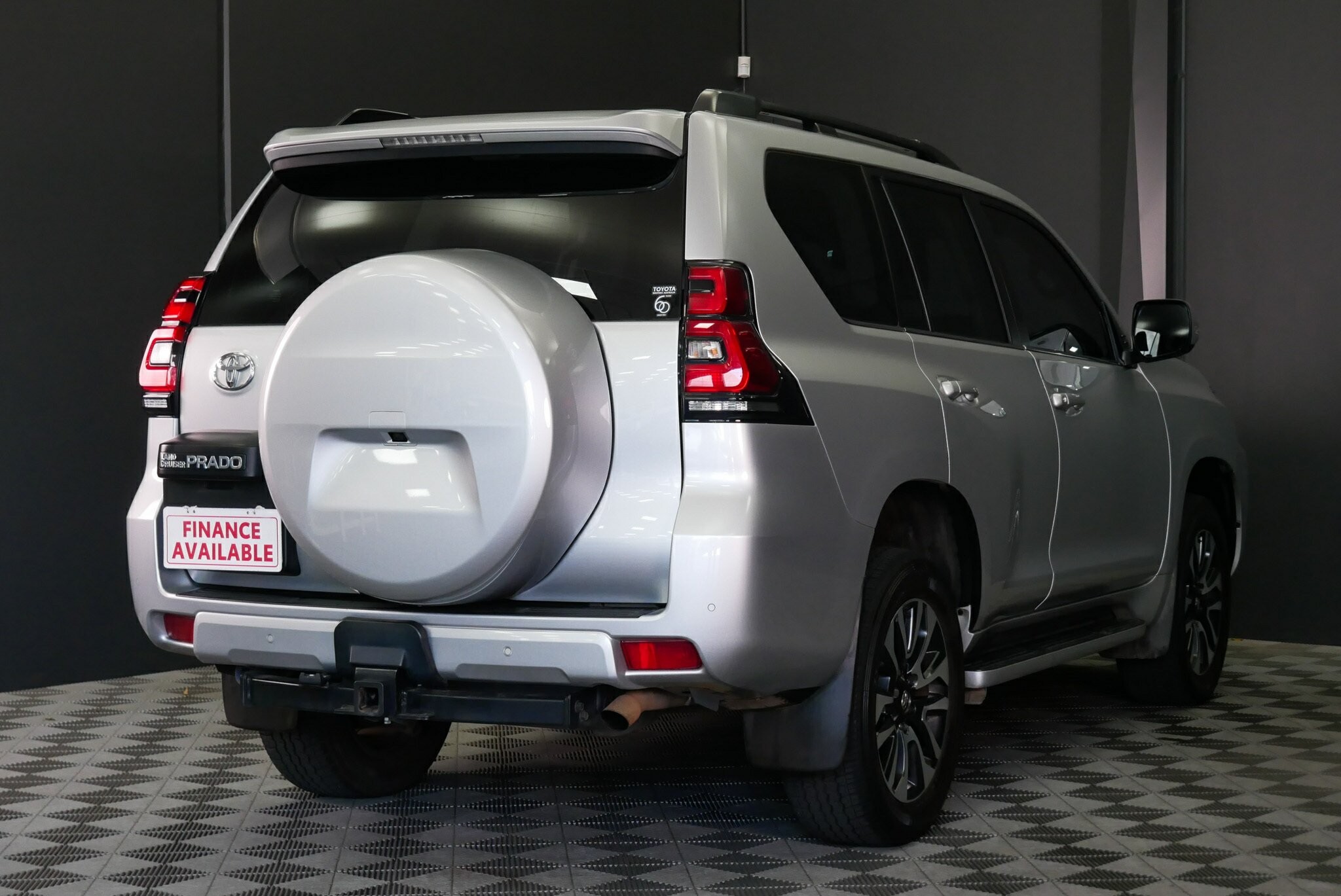 Toyota Landcruiser Prado image 4