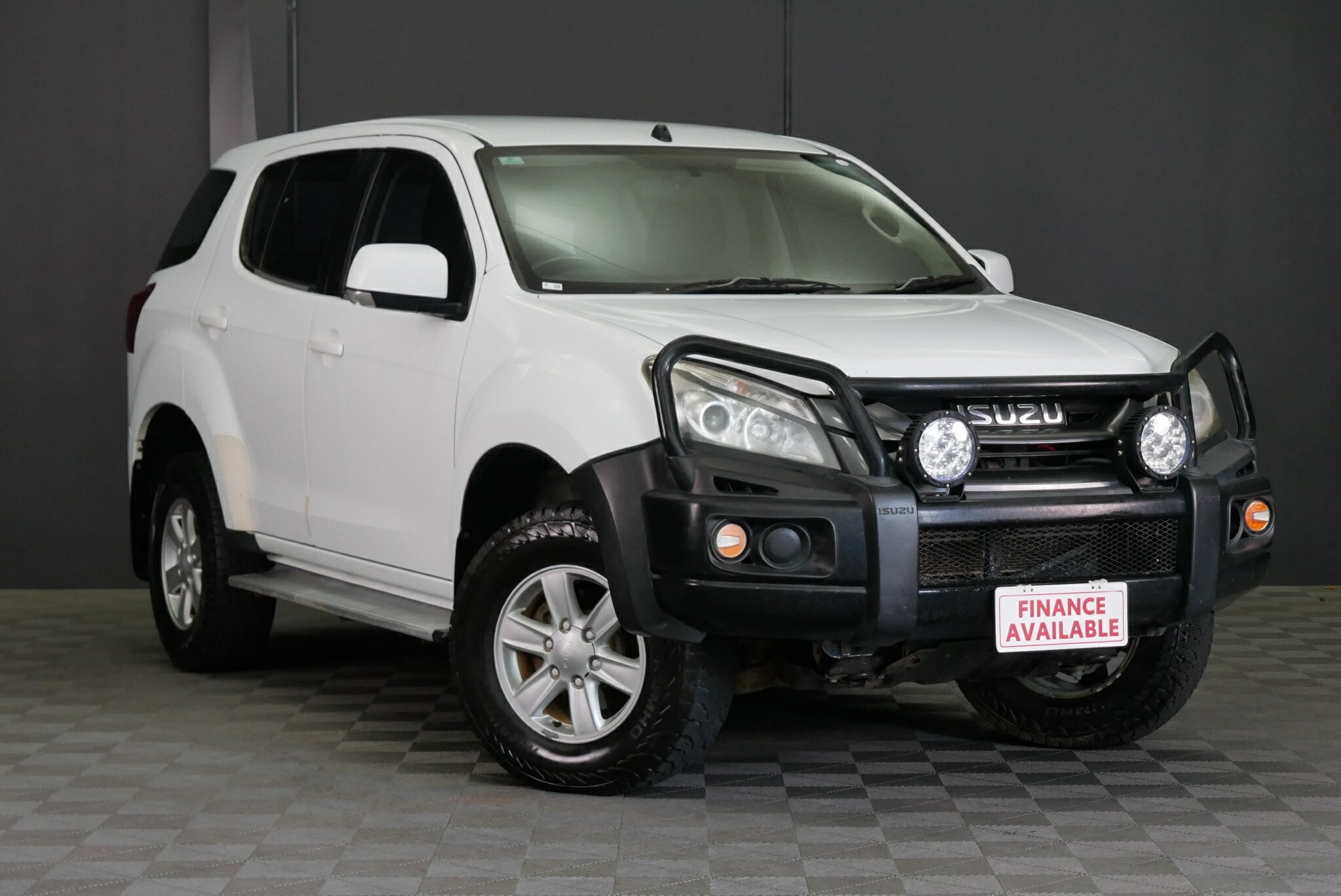 Isuzu Mu-x image 1