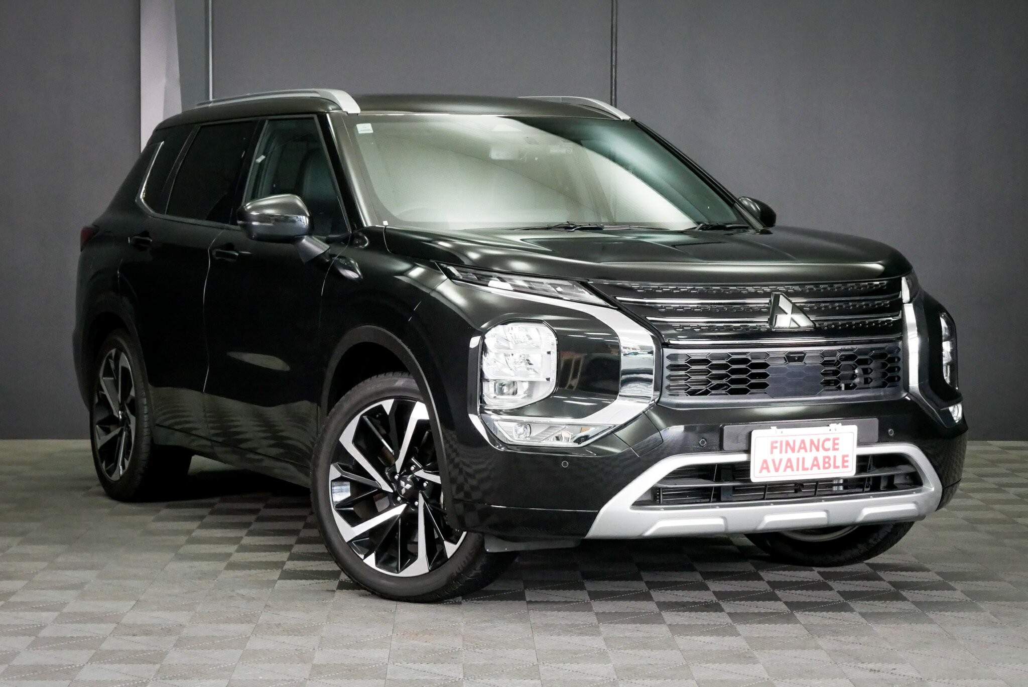 Mitsubishi Outlander image 1