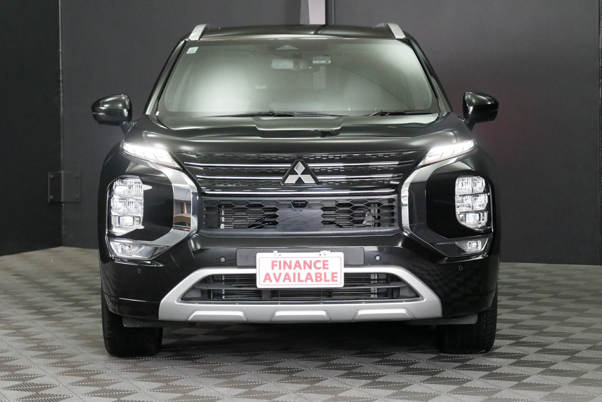 Mitsubishi Outlander image 2
