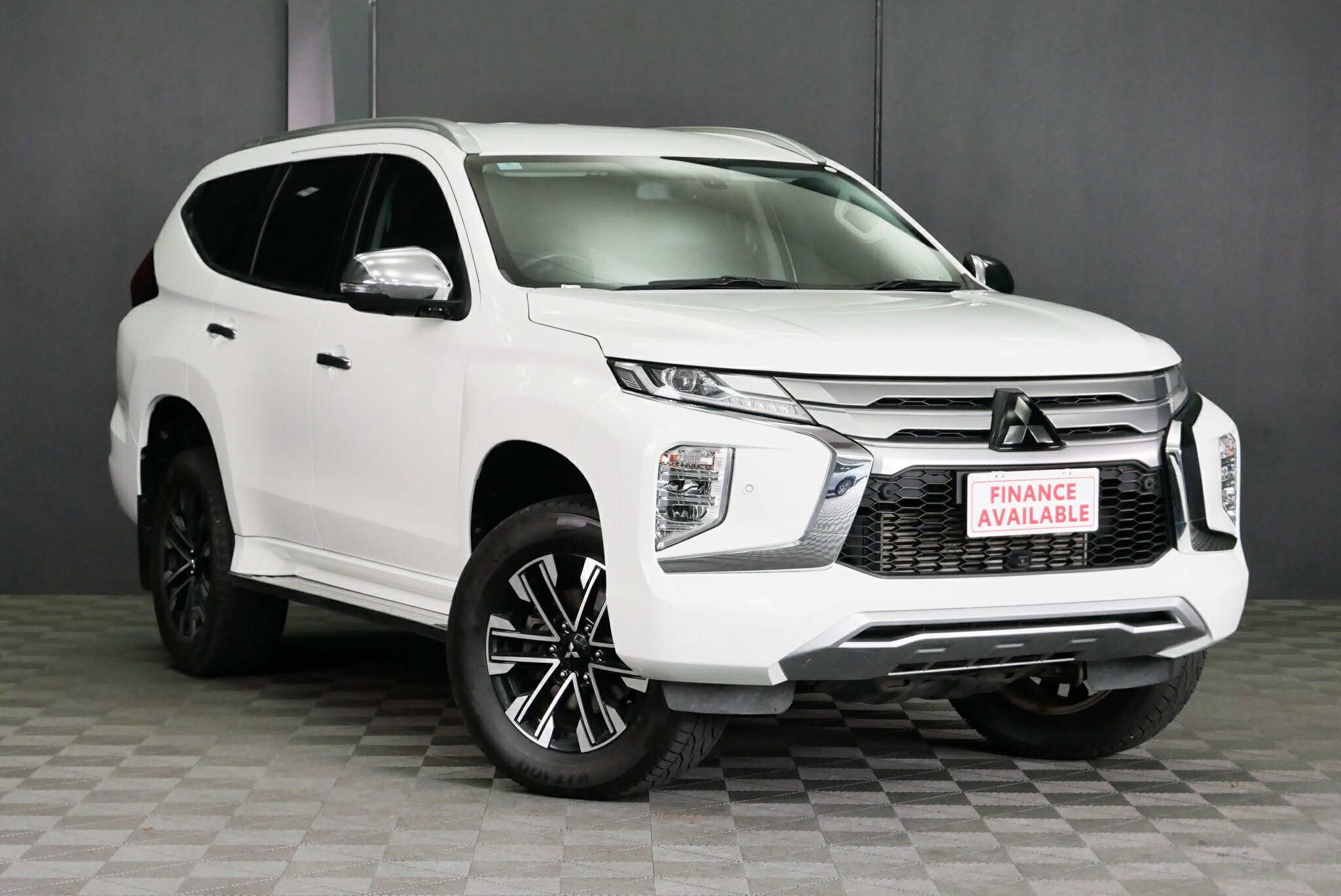 Mitsubishi Pajero Sport image 1