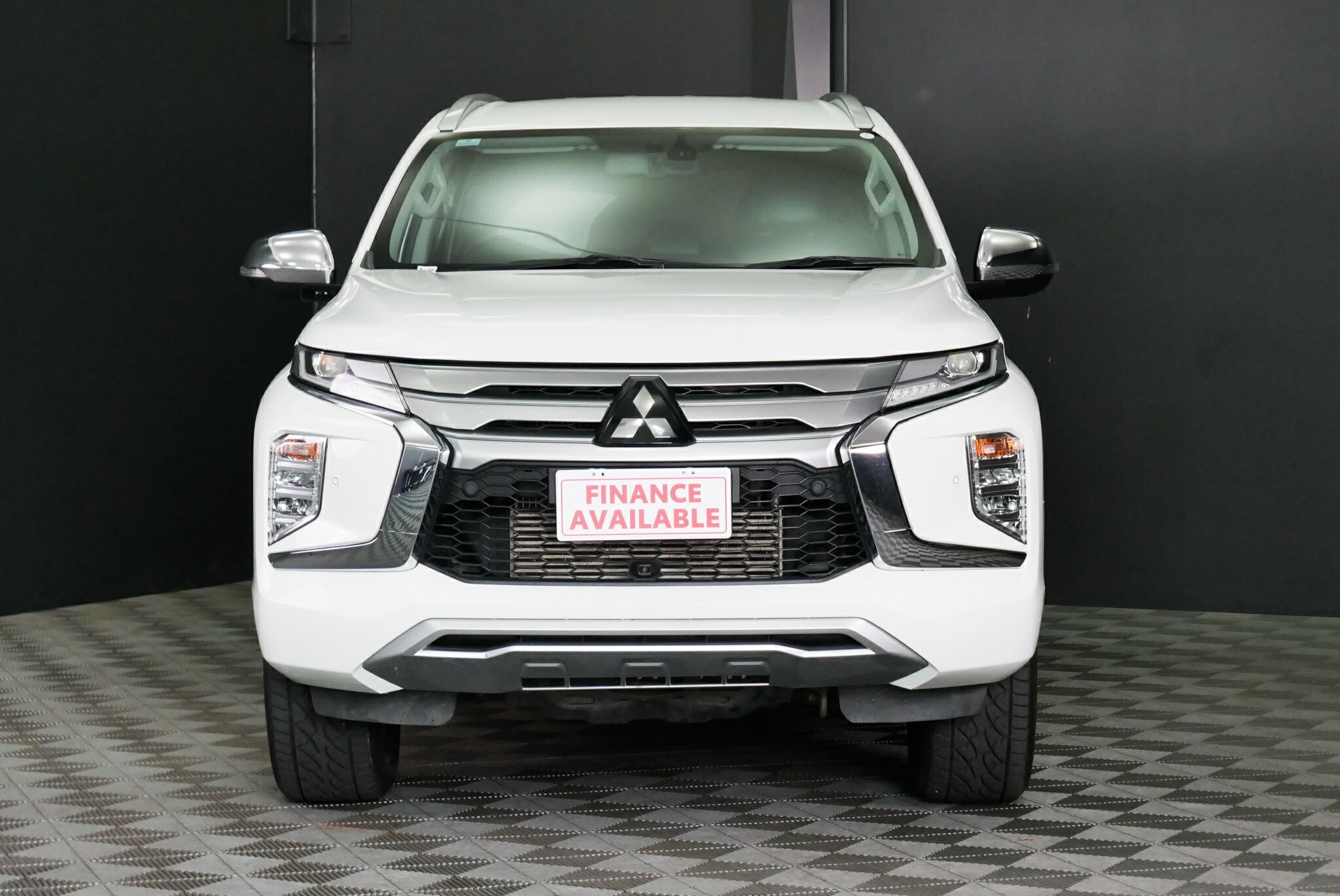 Mitsubishi Pajero Sport image 2
