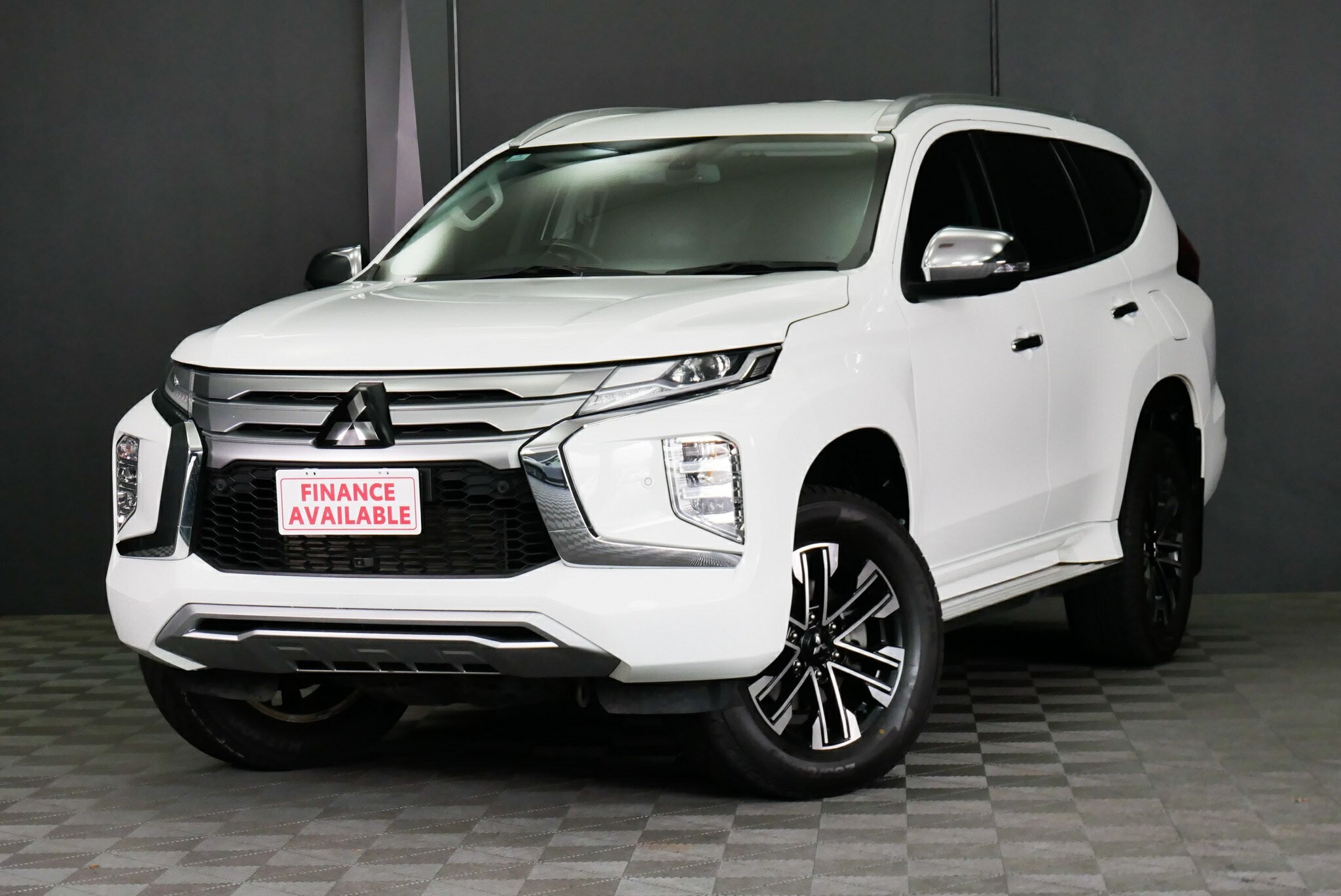 Mitsubishi Pajero Sport image 3