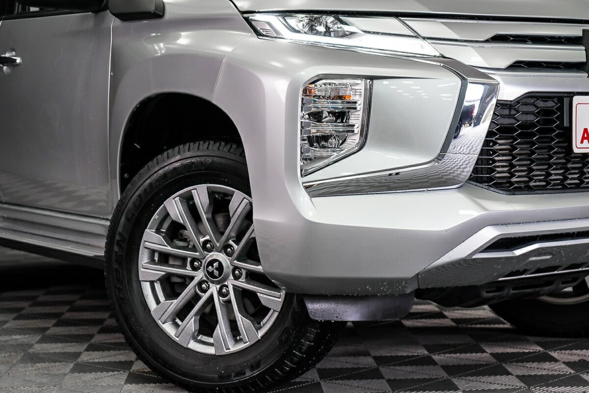 Mitsubishi Pajero Sport image 2