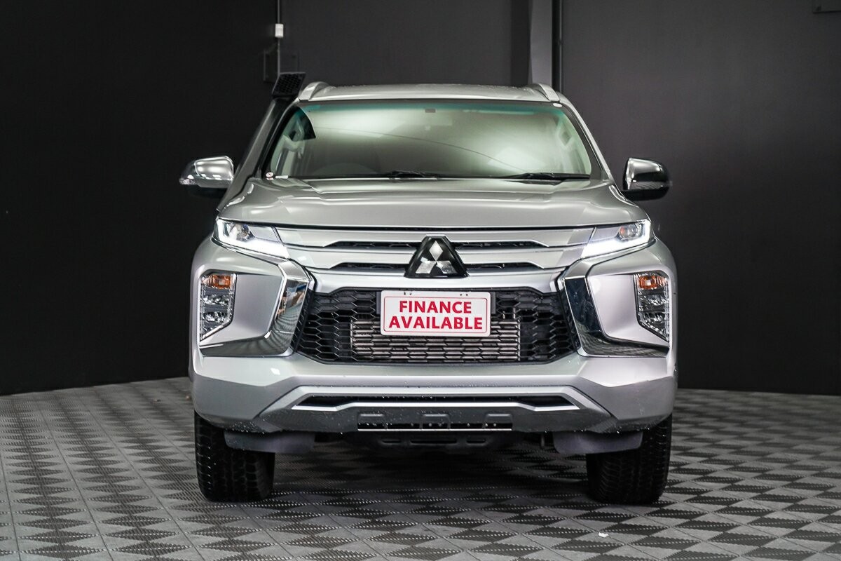 Mitsubishi Pajero Sport image 3