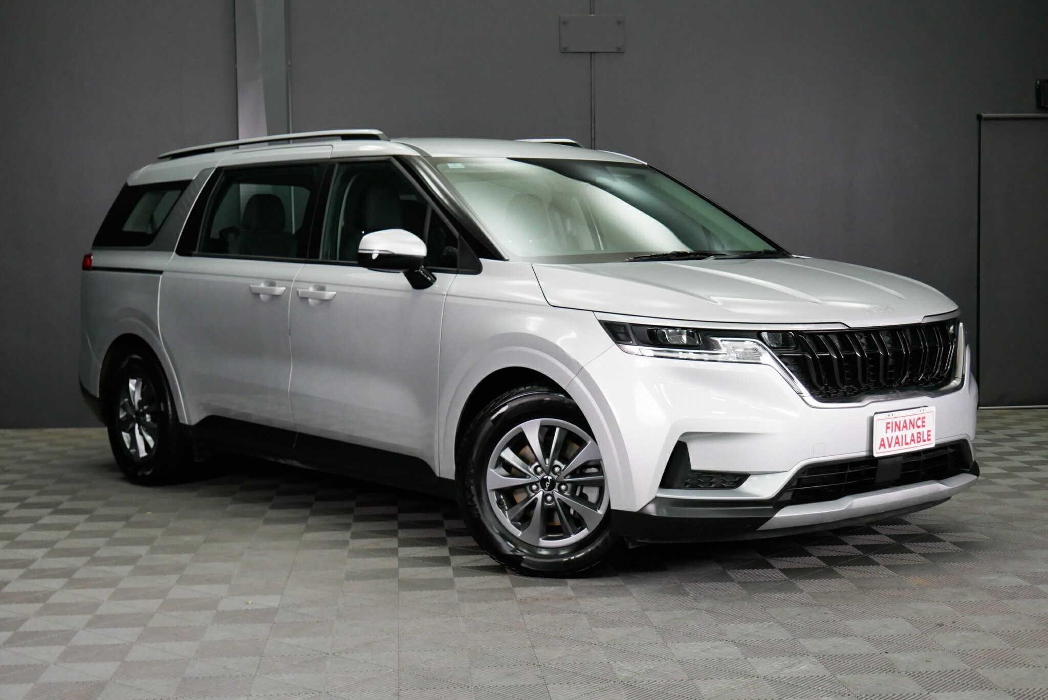 Kia Carnival image 1