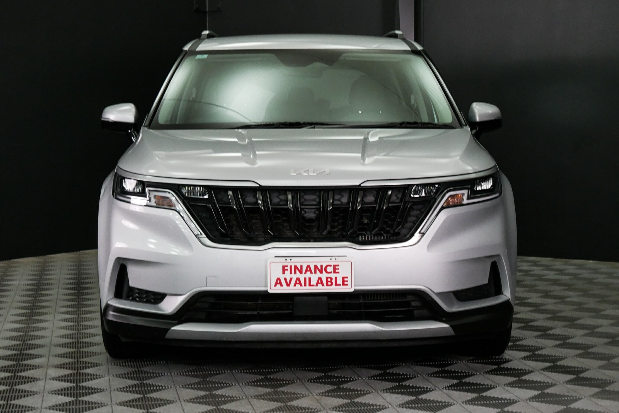 Kia Carnival image 2