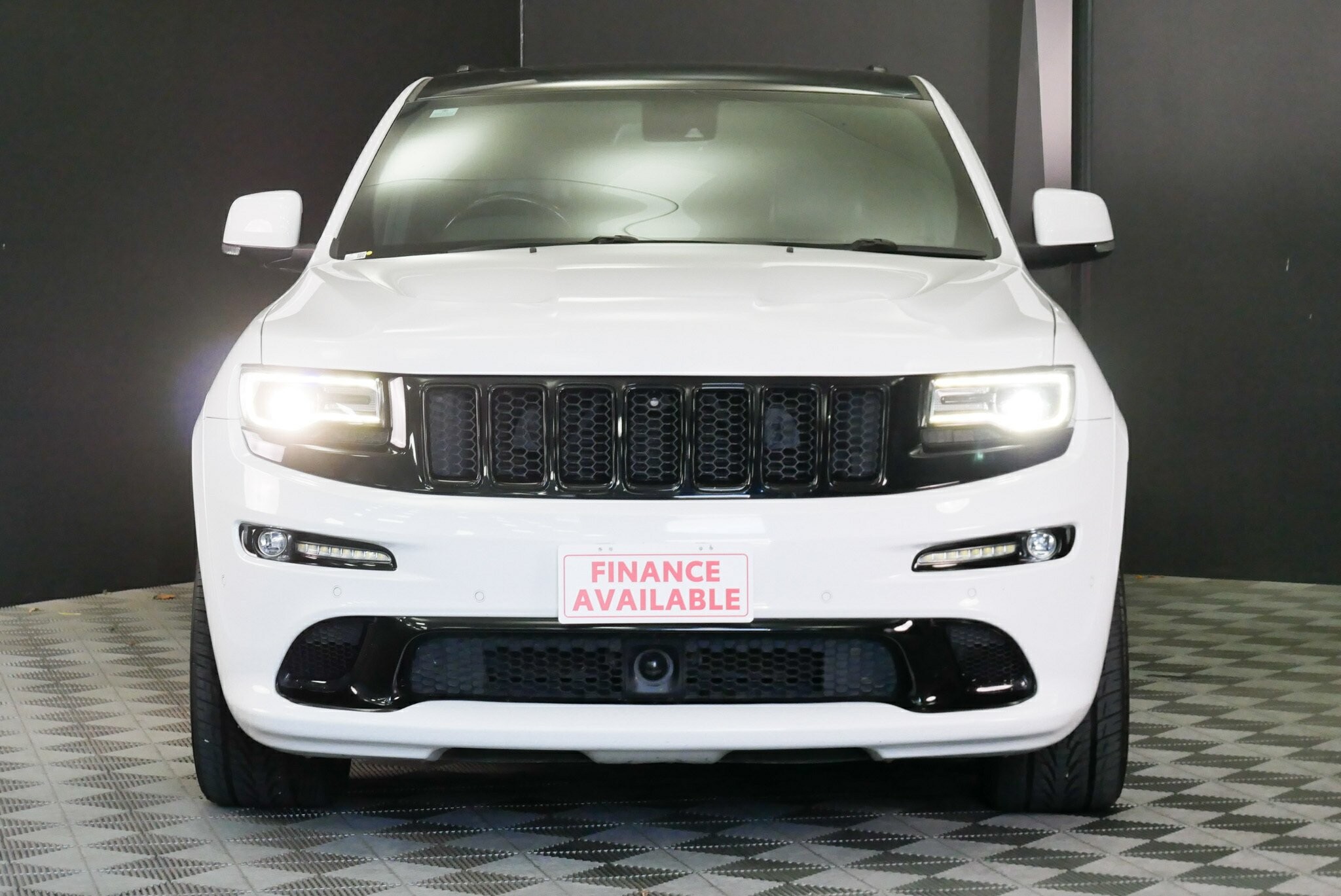Jeep Grand Cherokee image 2