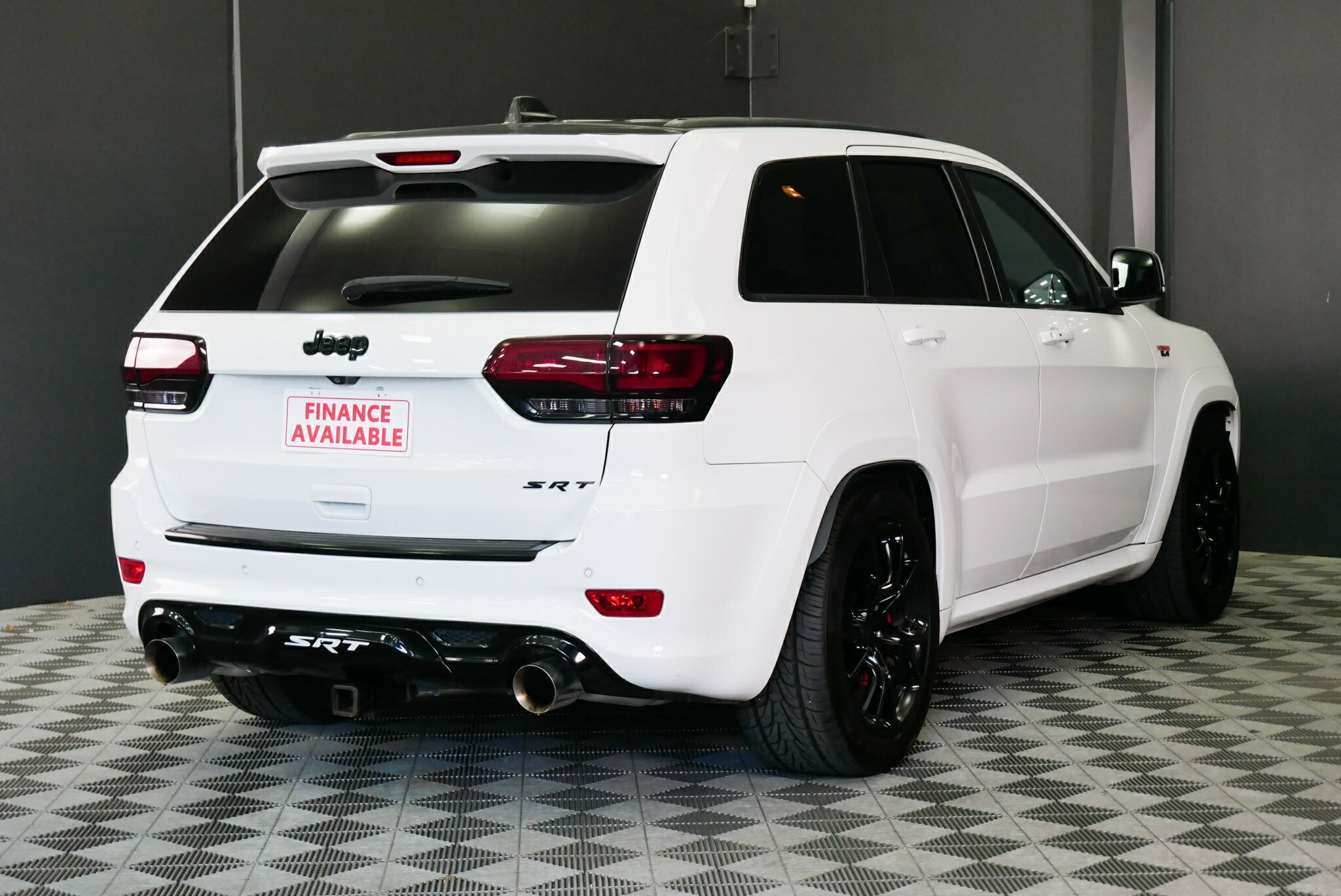 Jeep Grand Cherokee image 4