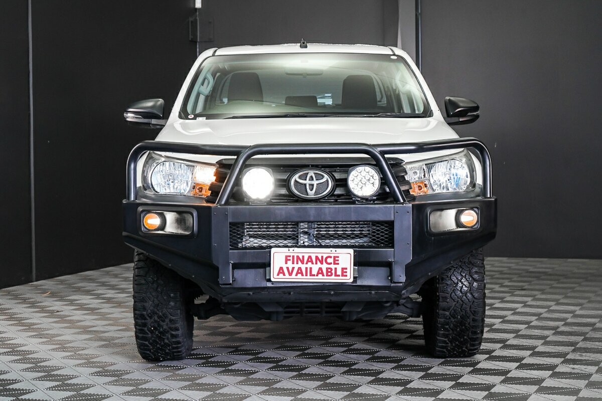 Toyota Hilux image 2