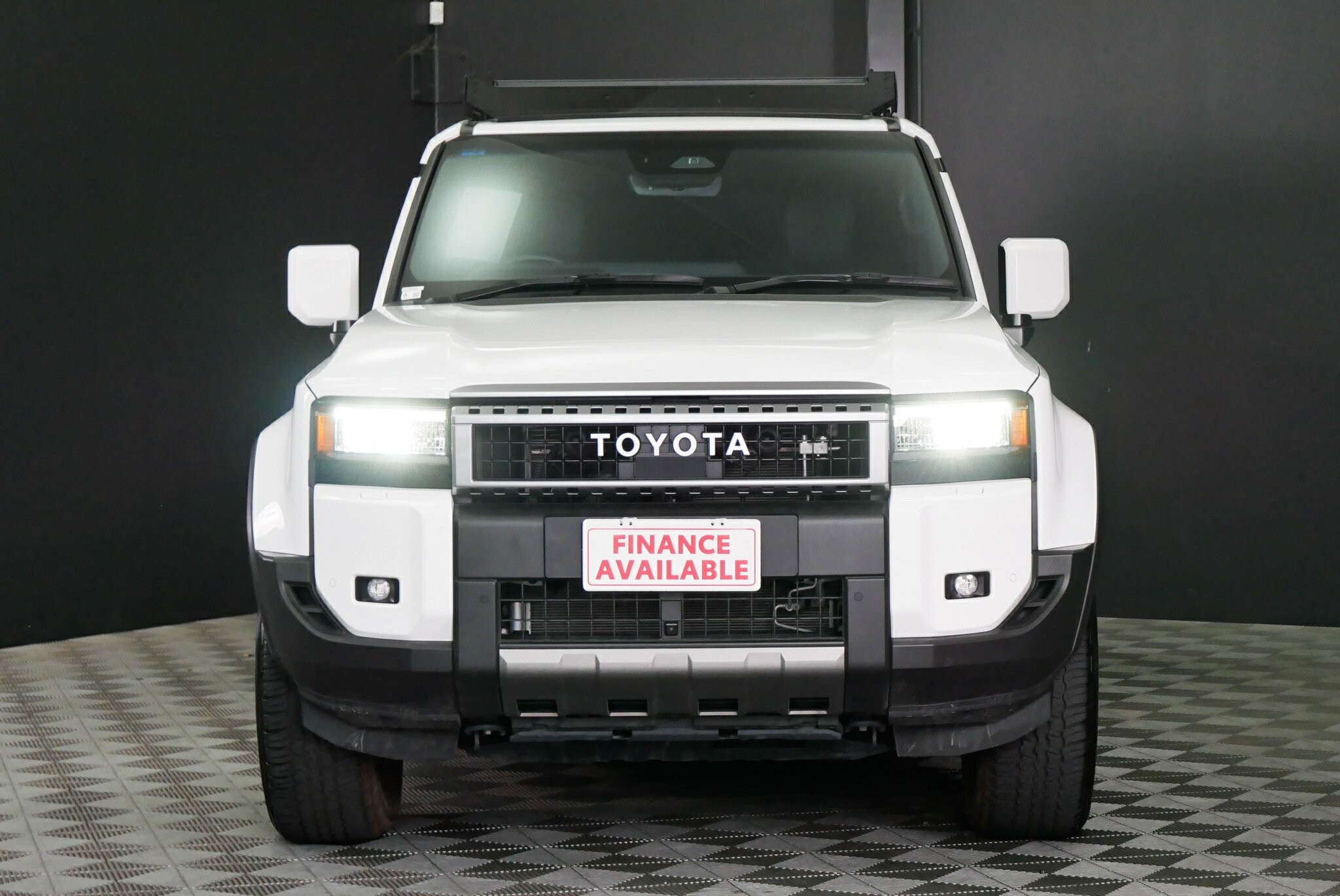 Toyota Landcruiser Prado image 2