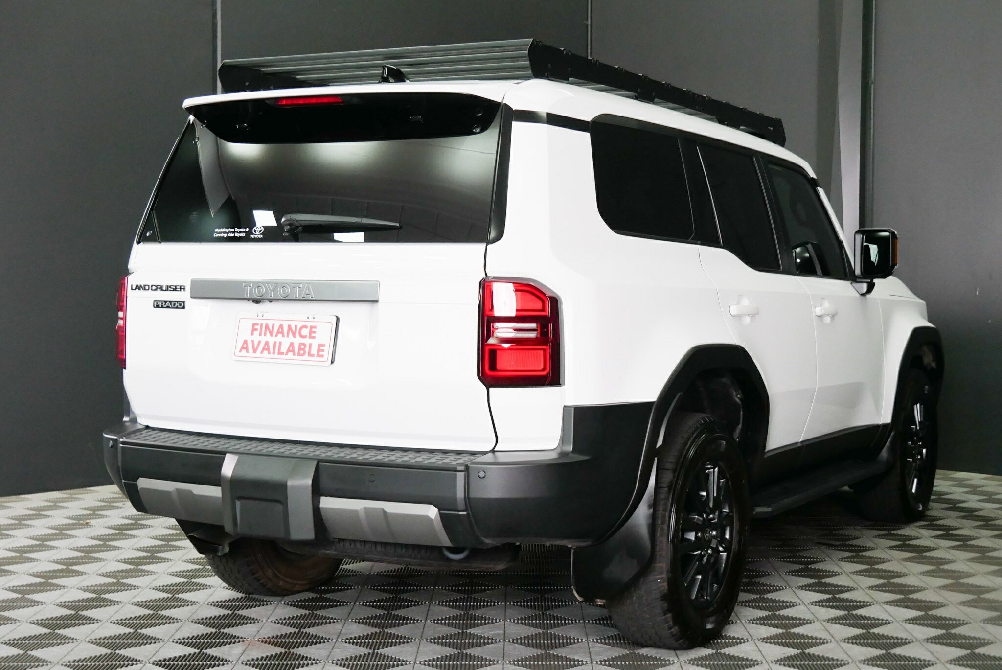 Toyota Landcruiser Prado image 4