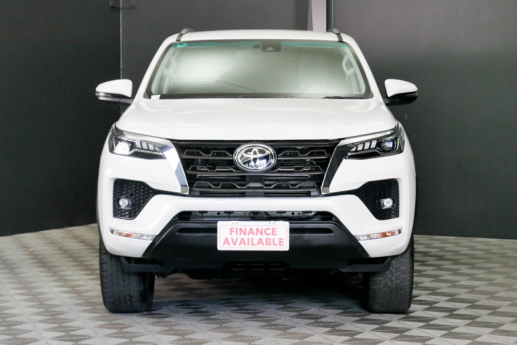 Toyota Fortuner image 2
