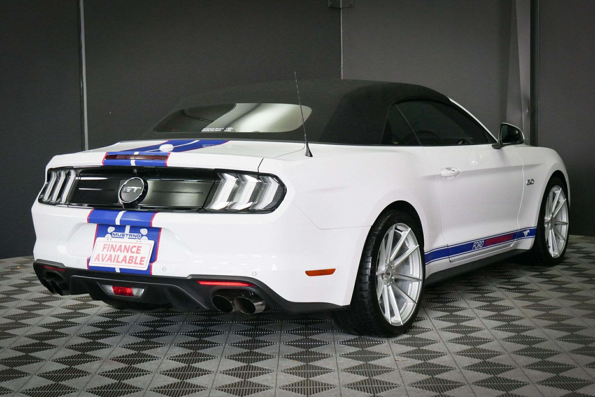 Ford Mustang image 4