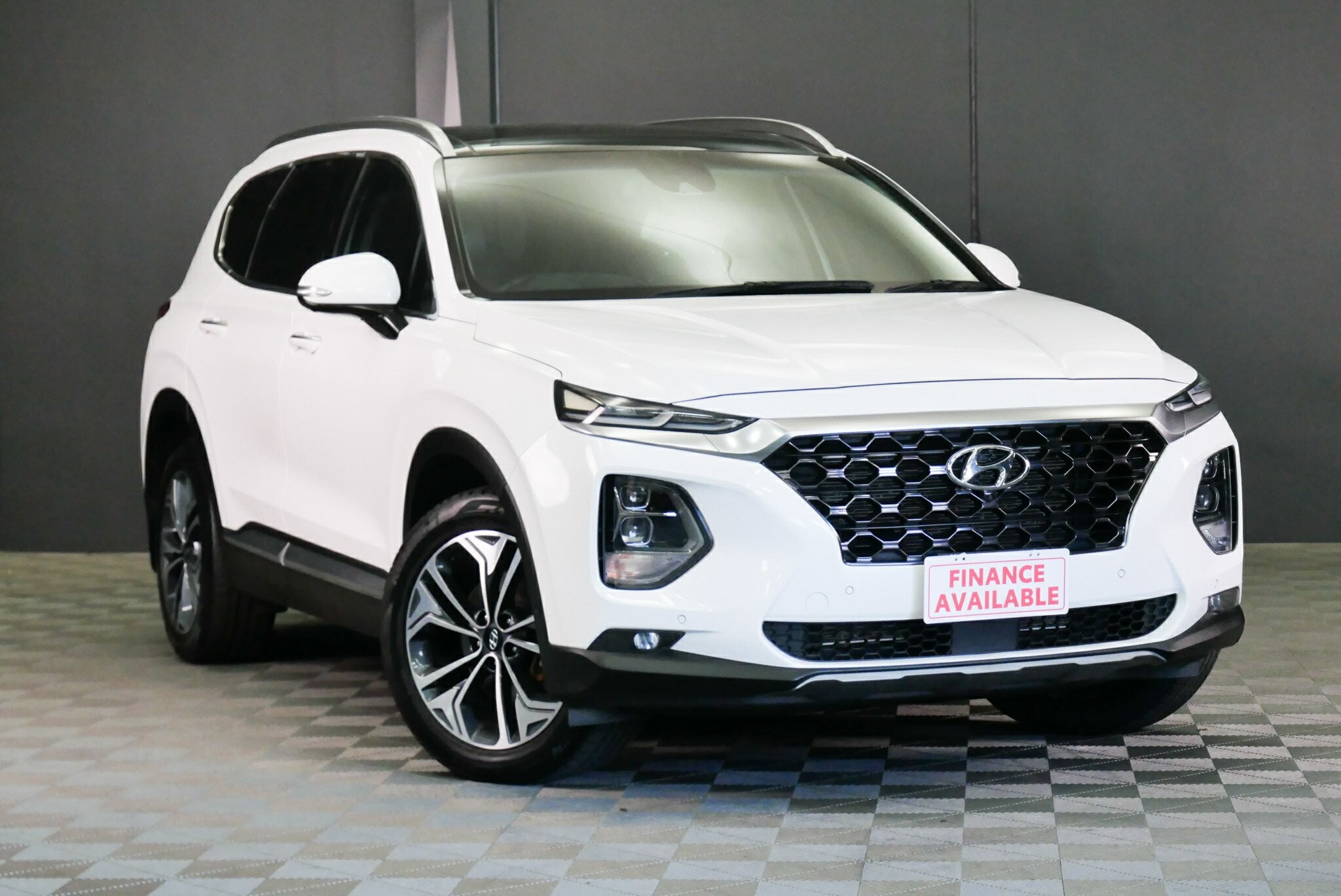 Hyundai Santa Fe image 1