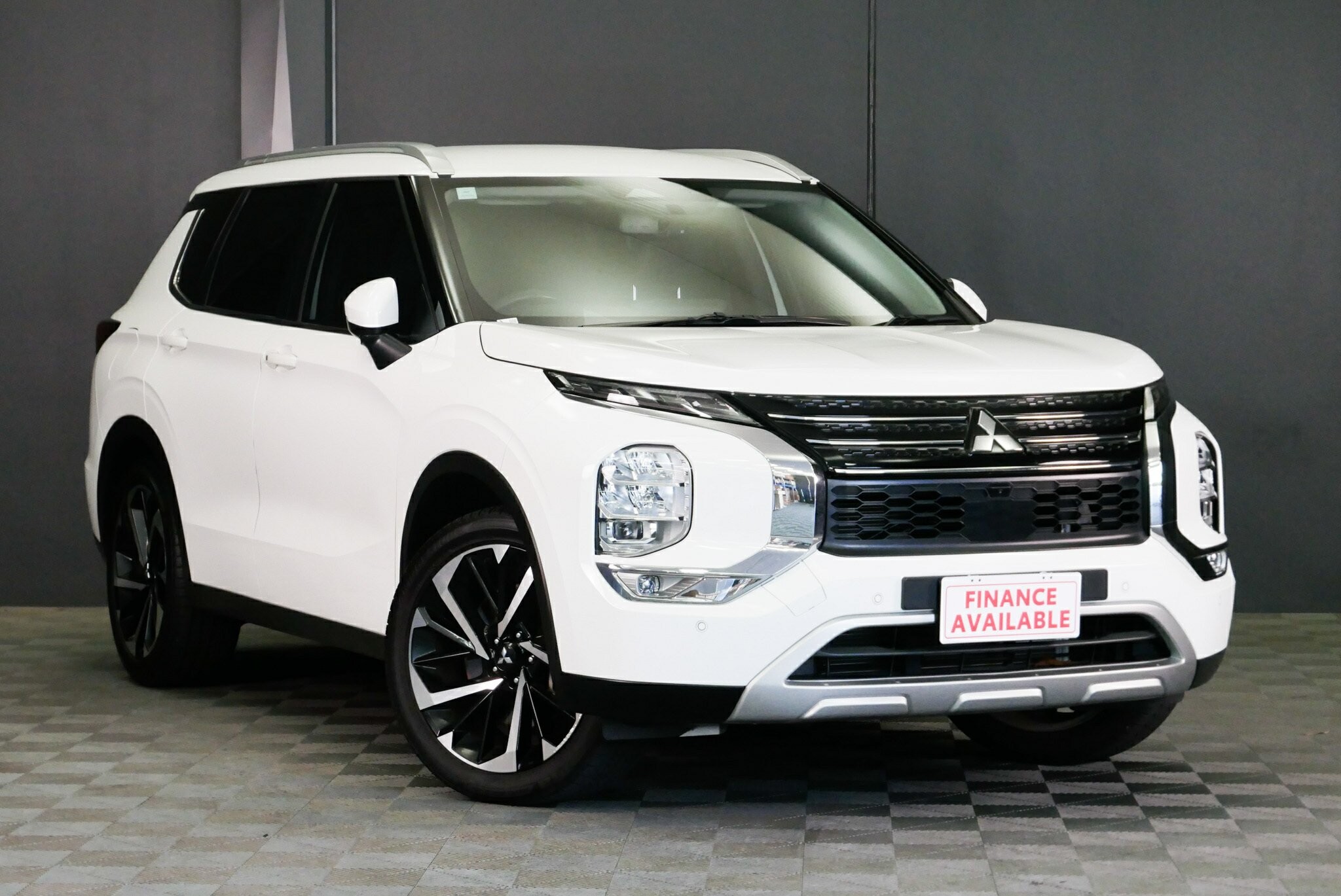 Mitsubishi Outlander image 1