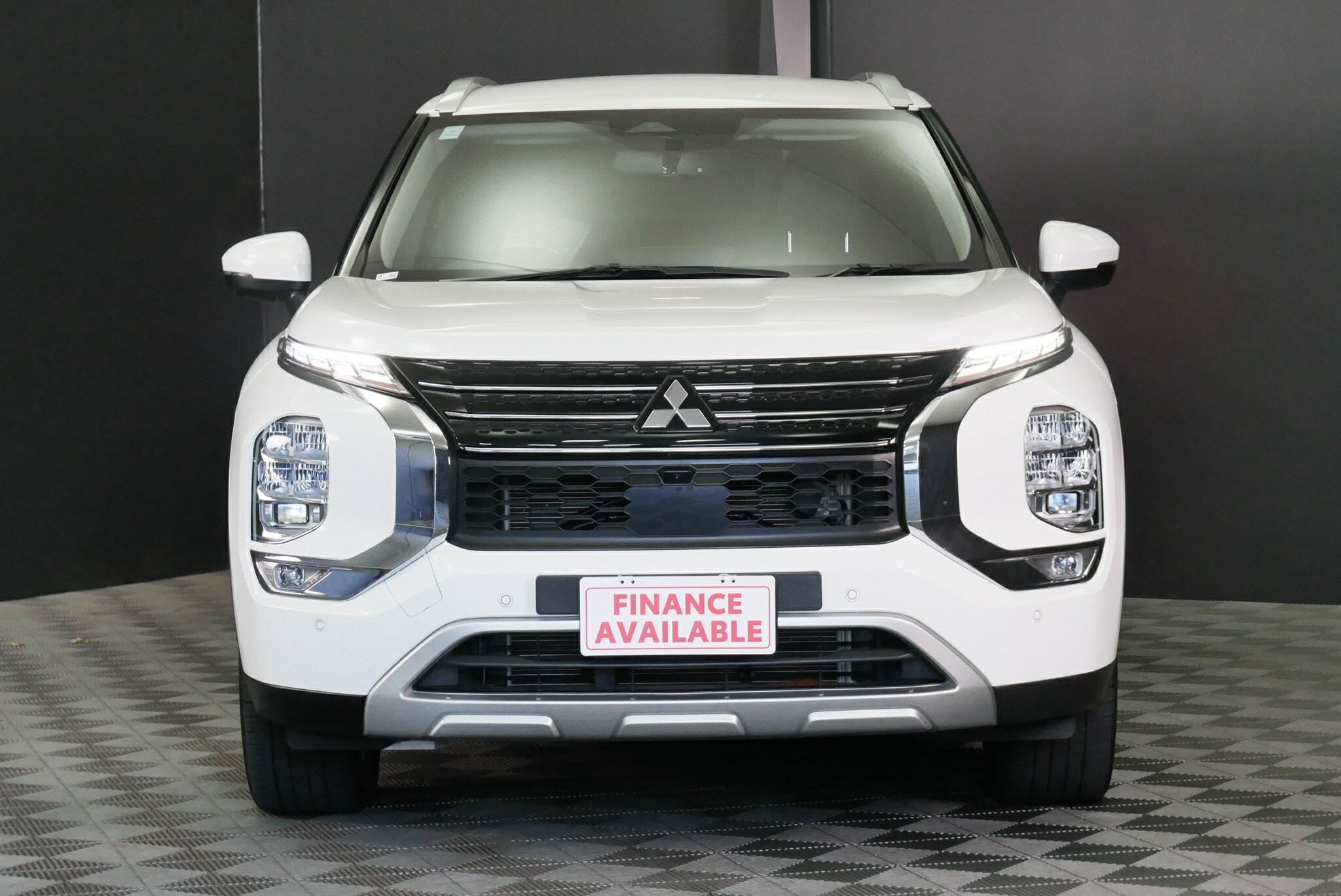 Mitsubishi Outlander image 2