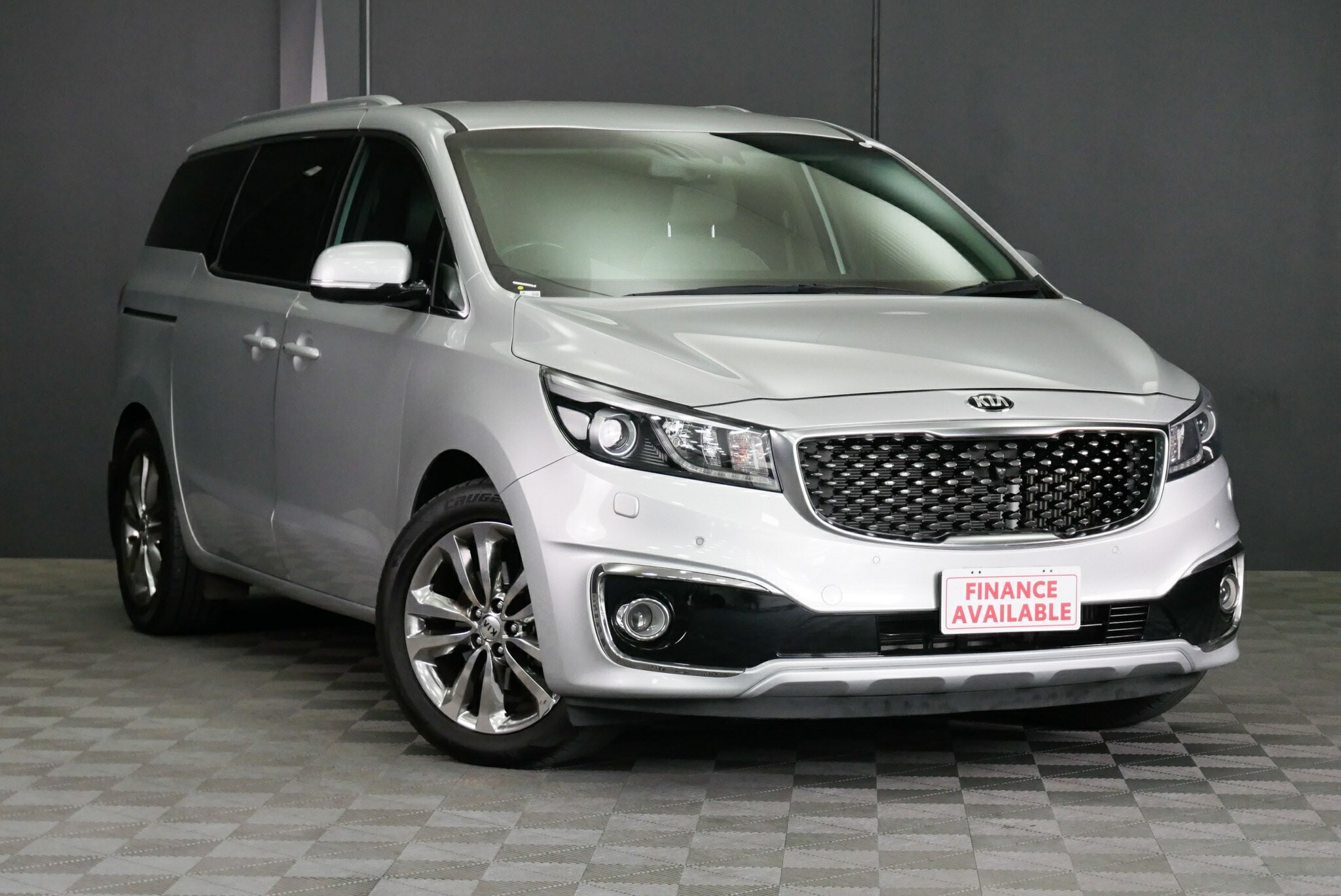 Kia Carnival image 1