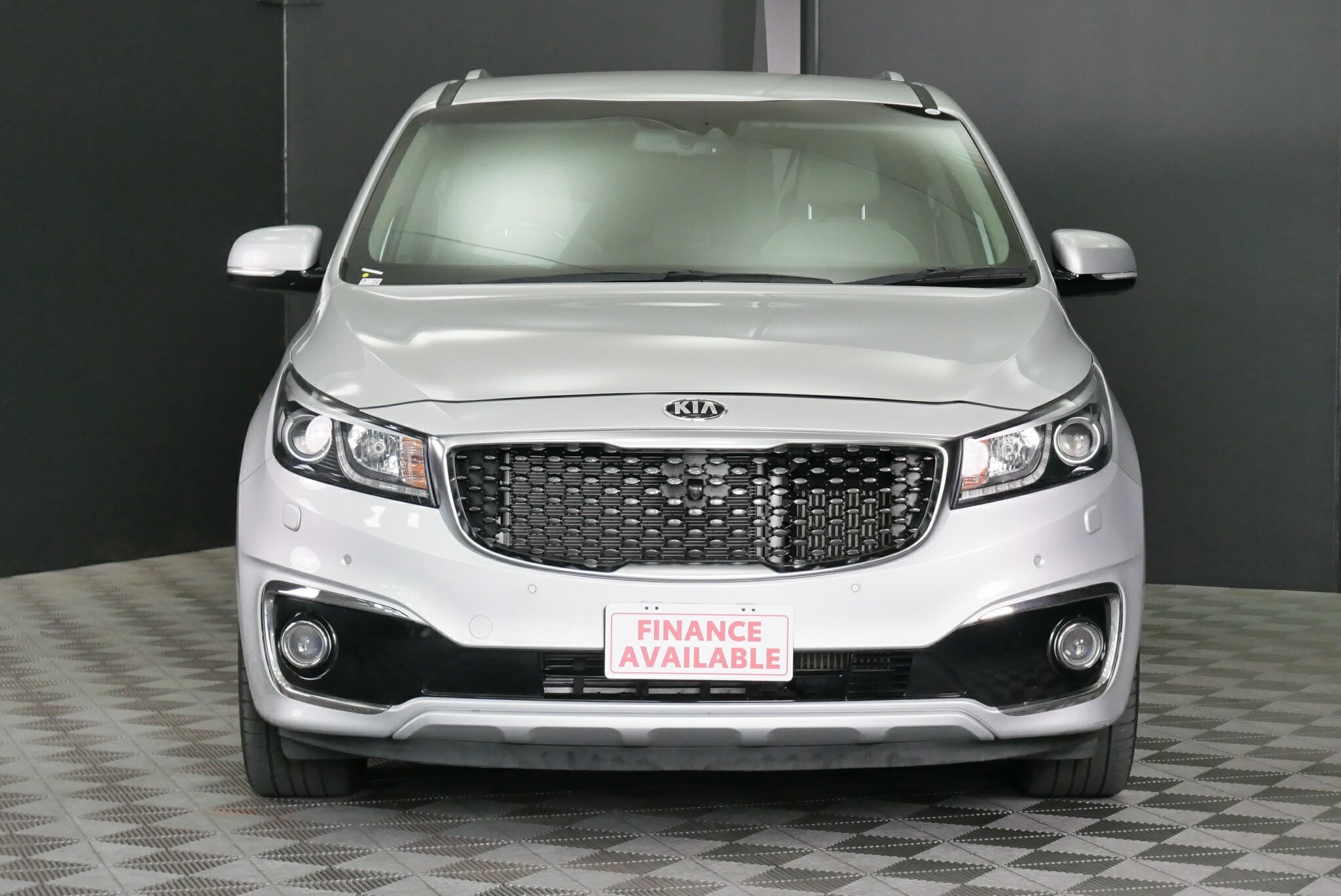 Kia Carnival image 2
