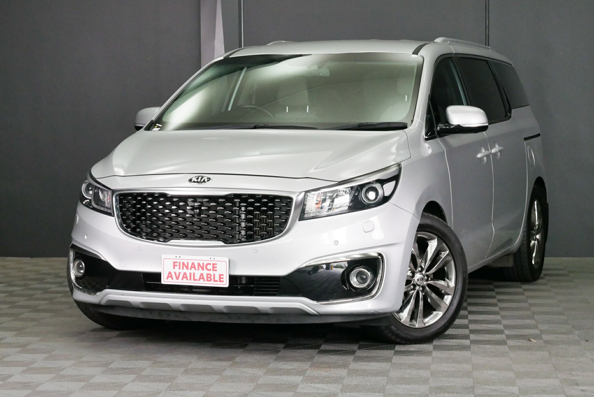 Kia Carnival image 3