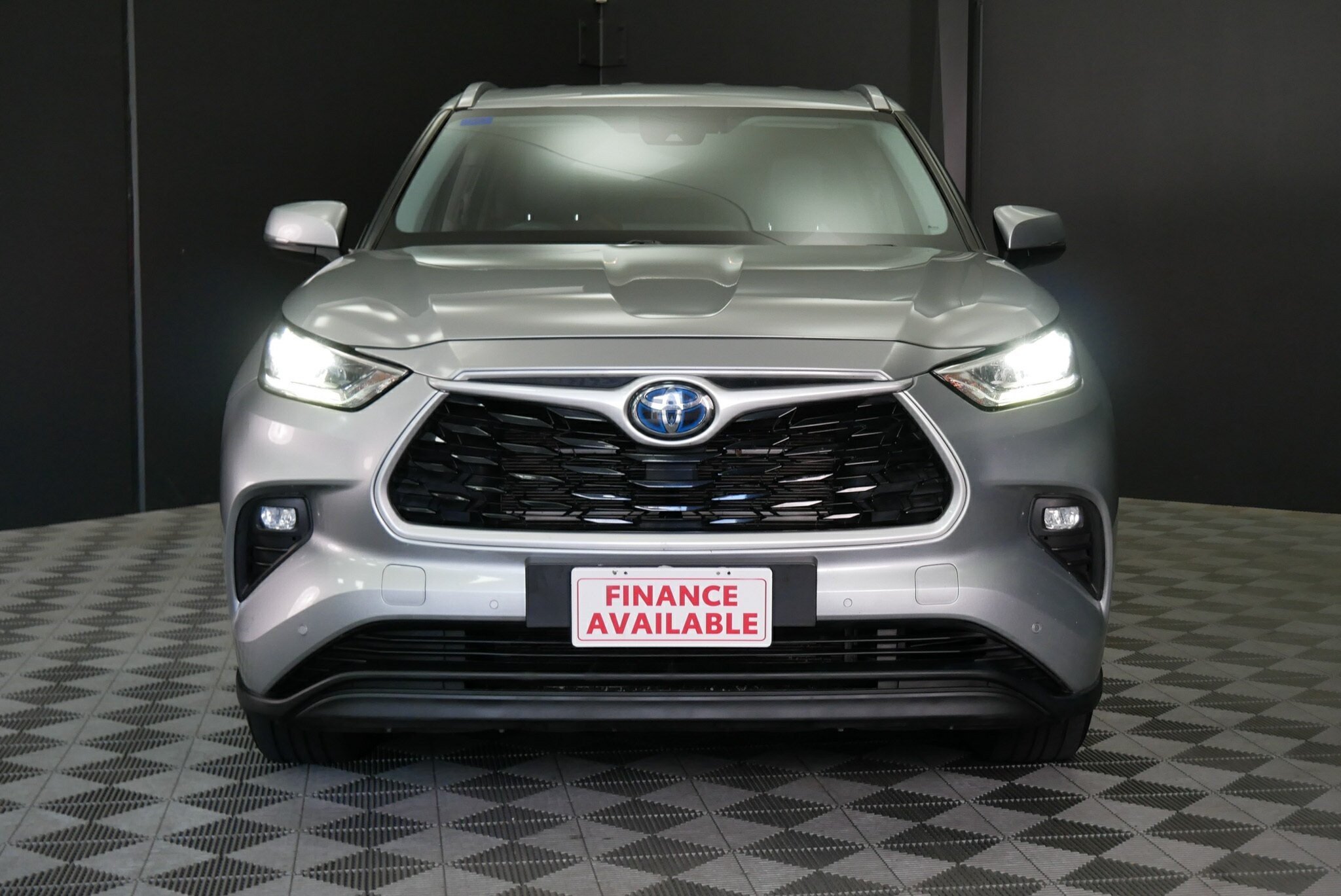 Toyota Kluger image 2