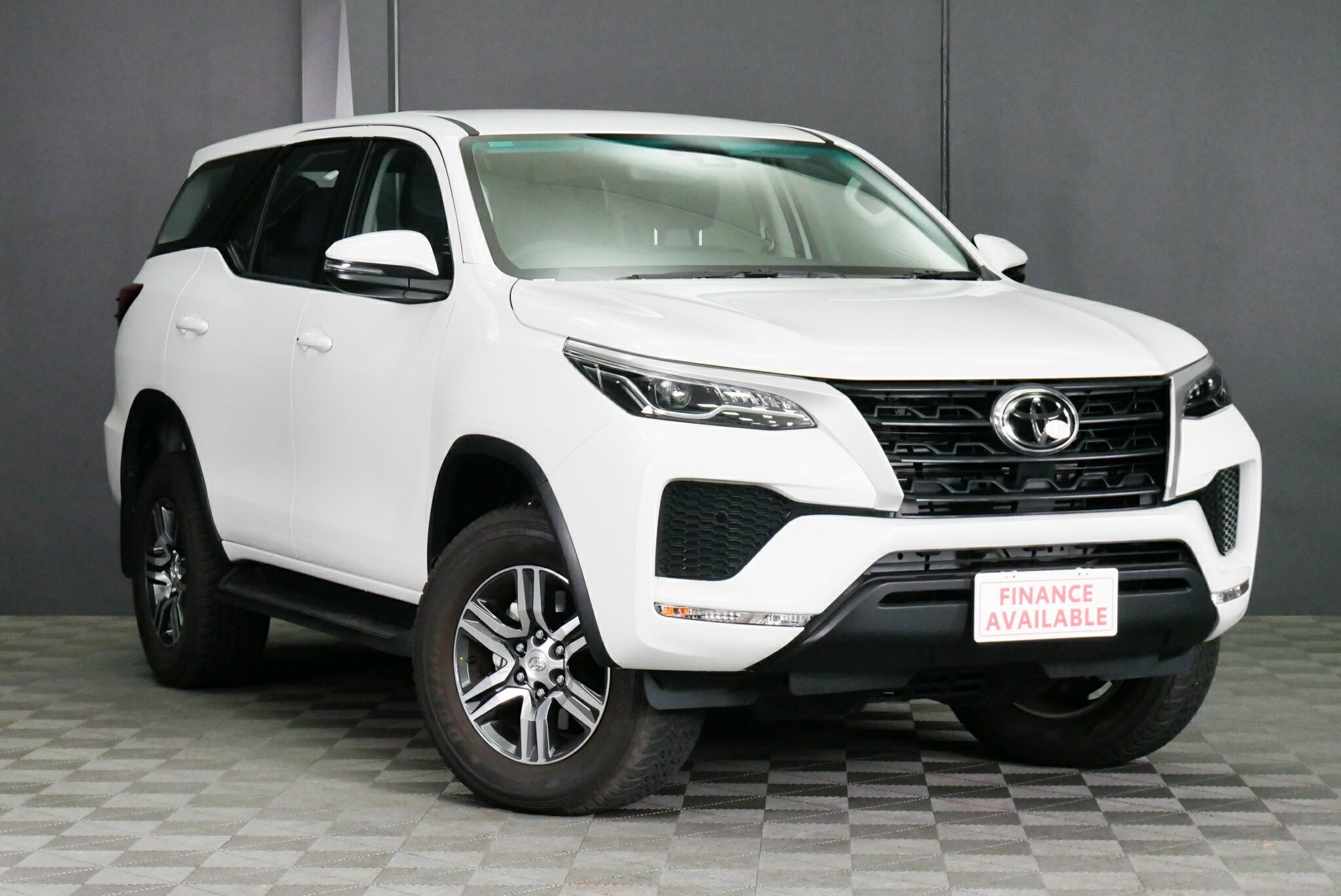 Toyota Fortuner image 1