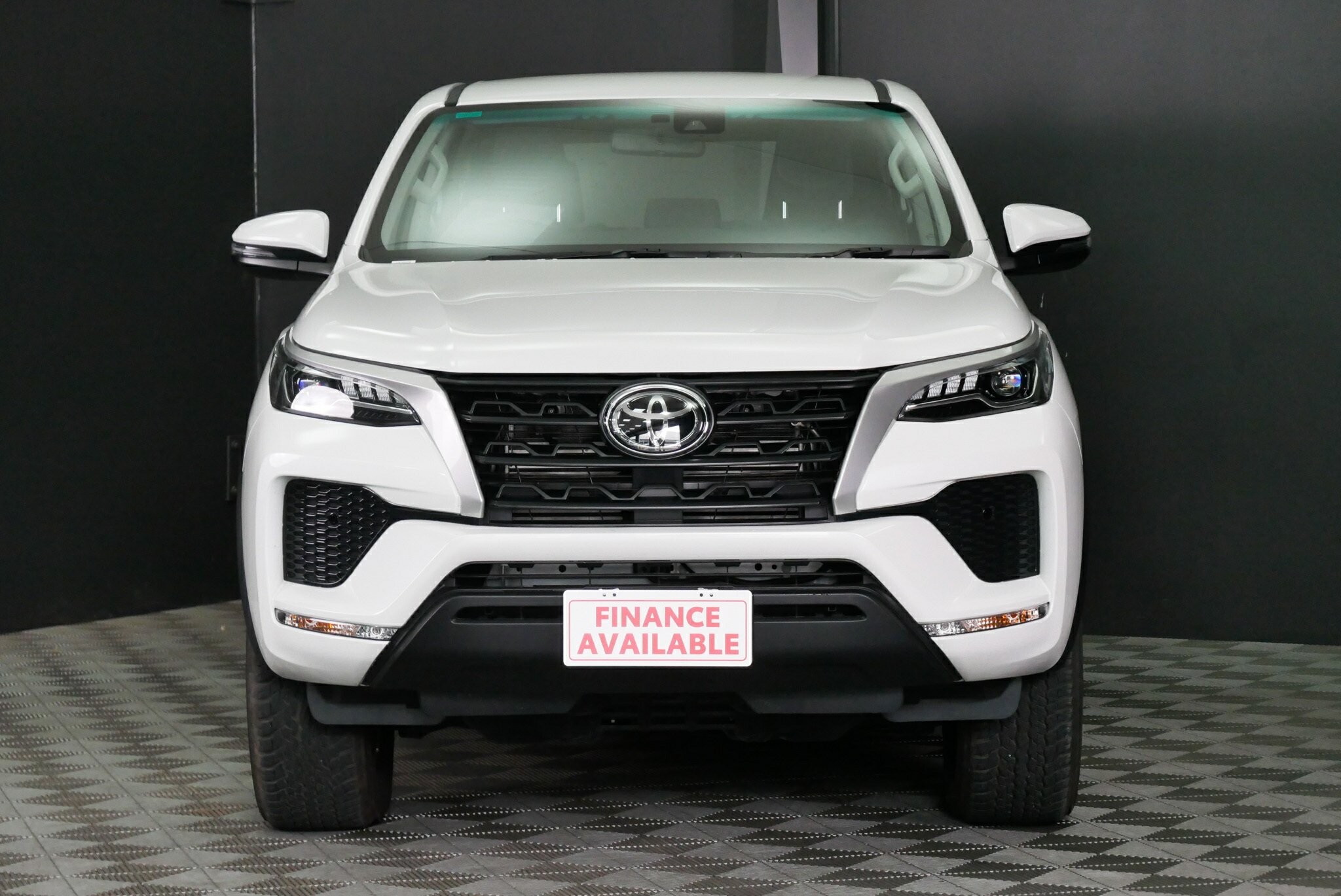 Toyota Fortuner image 2