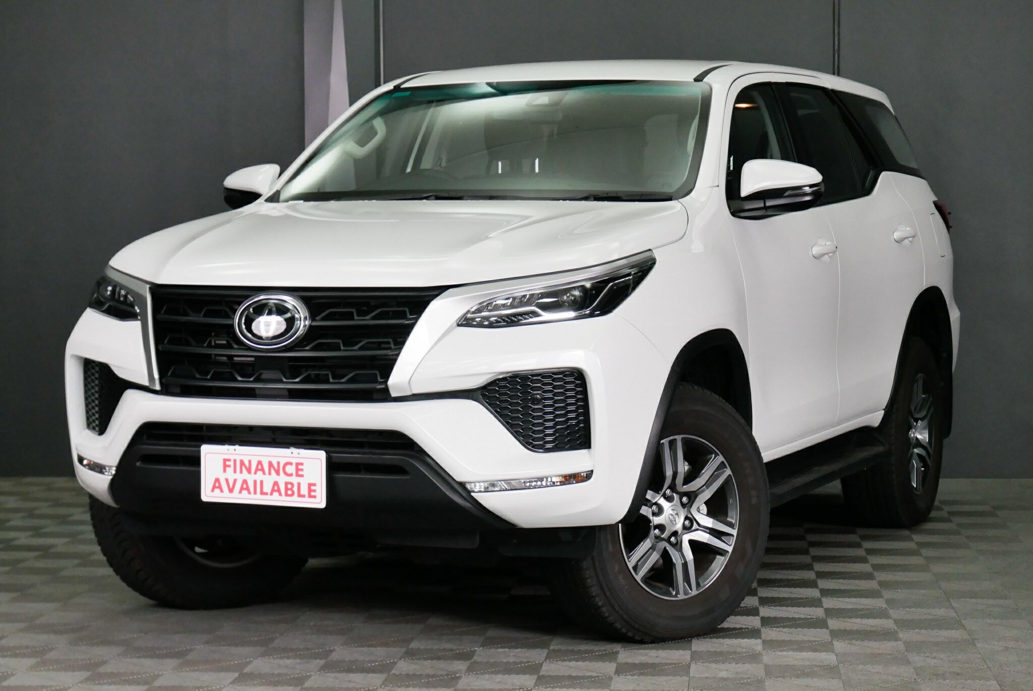 Toyota Fortuner image 3