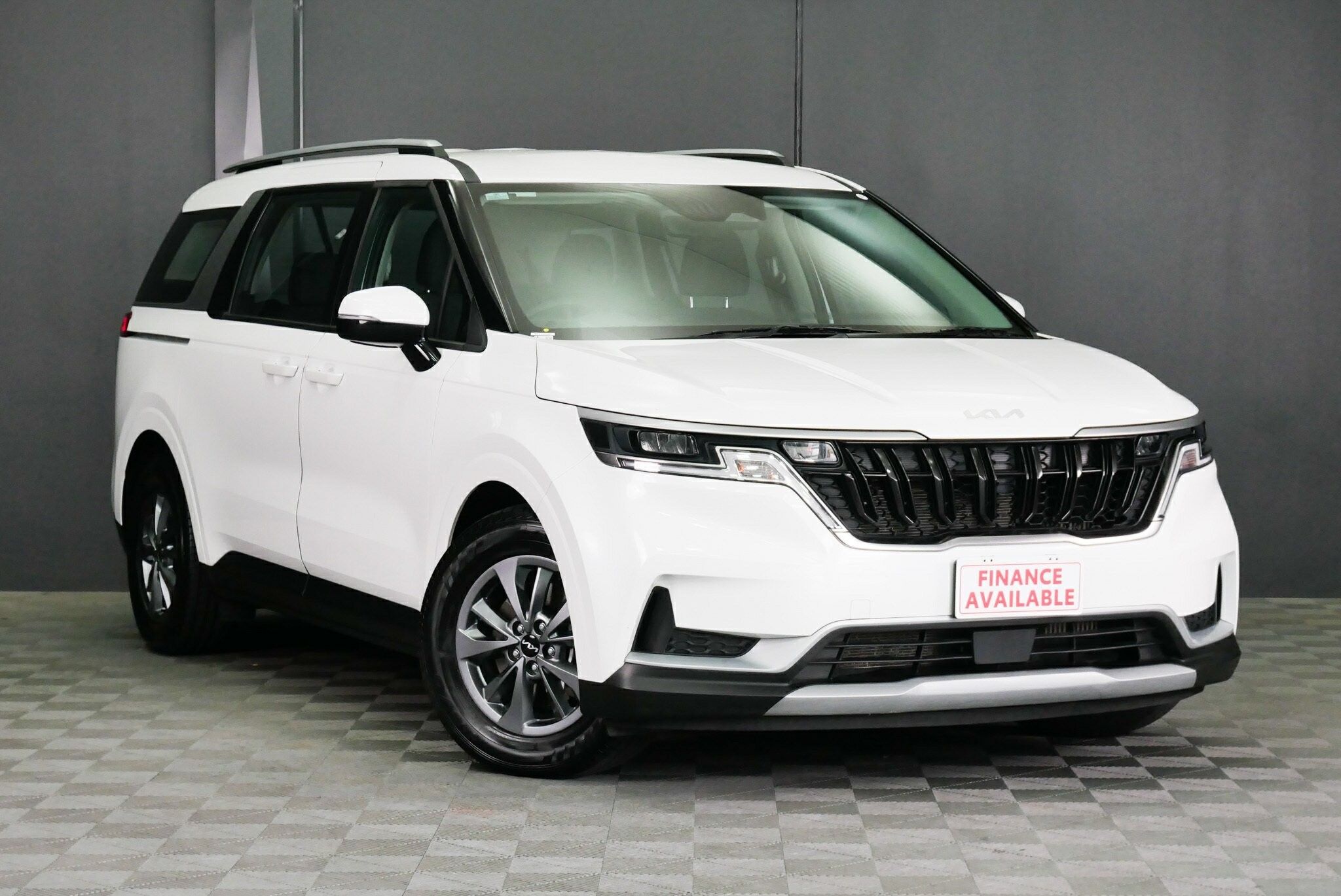Kia Carnival image 1