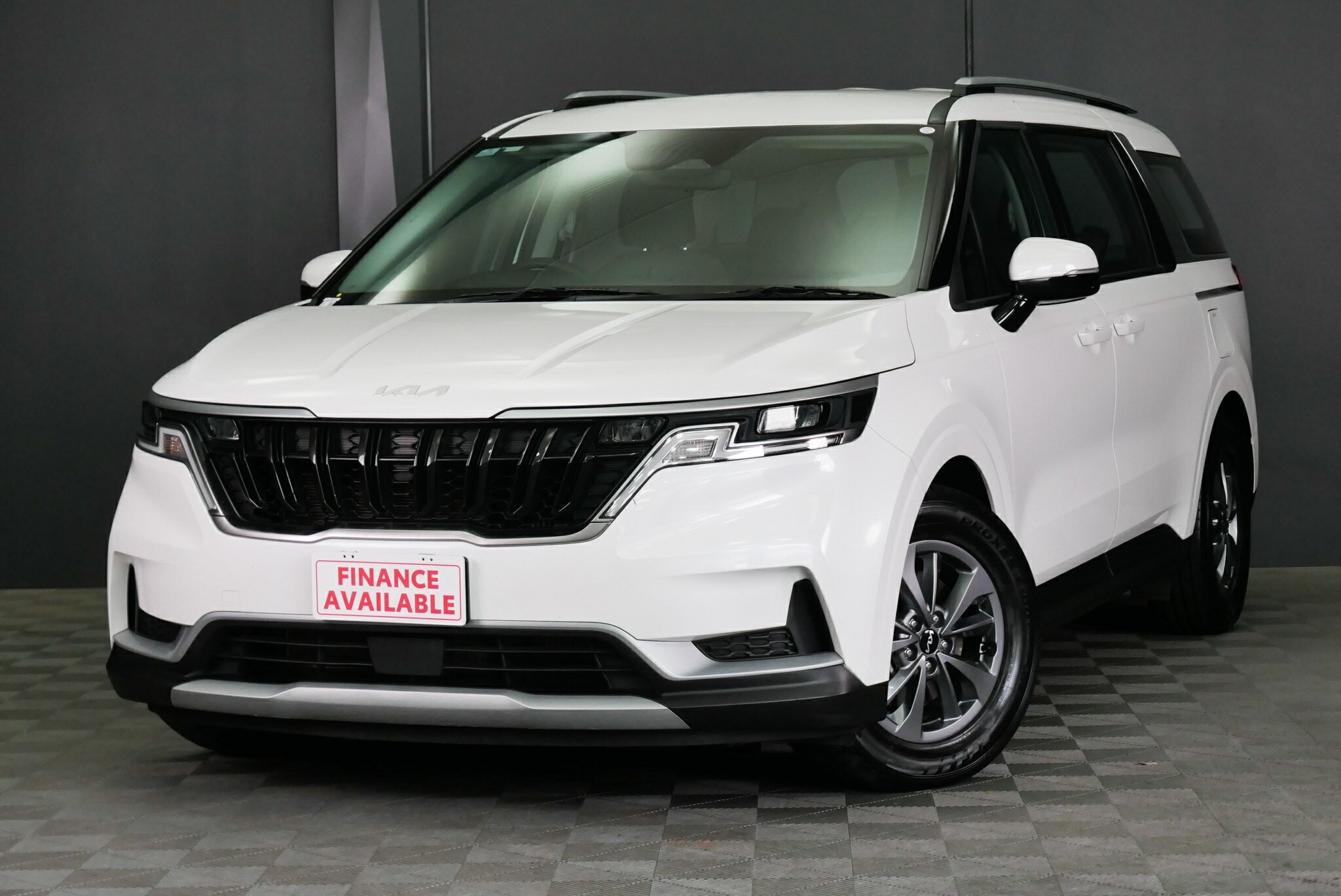 Kia Carnival image 3