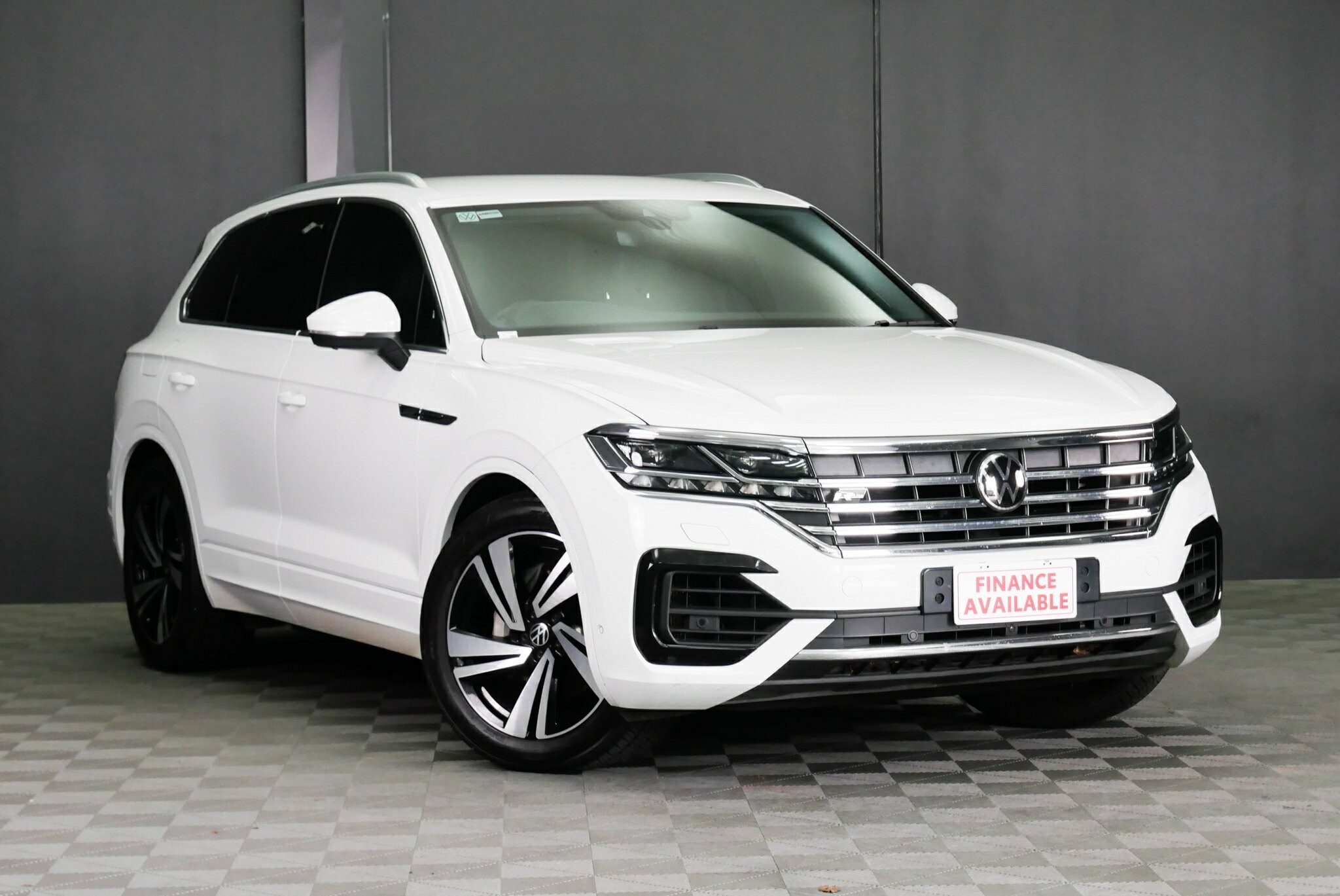 Volkswagen Touareg image 1