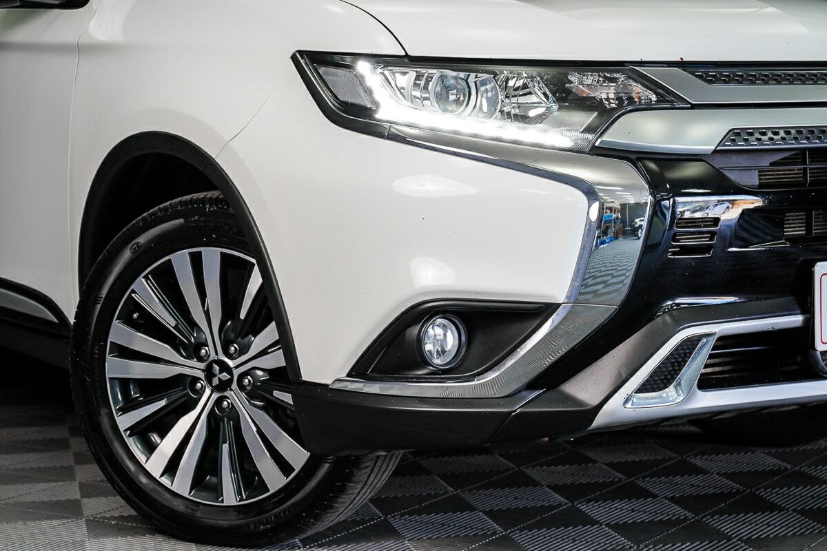 Mitsubishi Outlander image 2