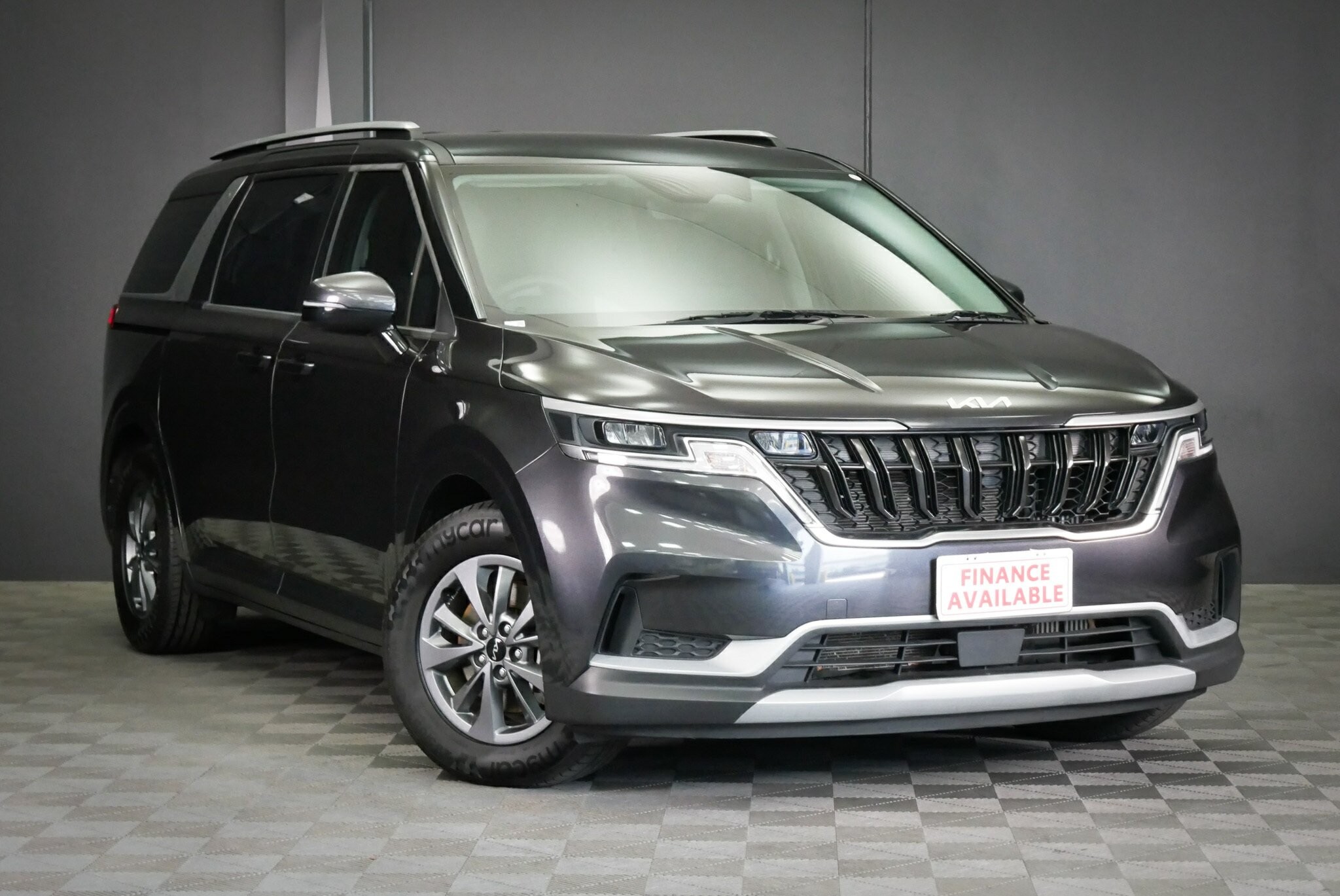 Kia Carnival image 1