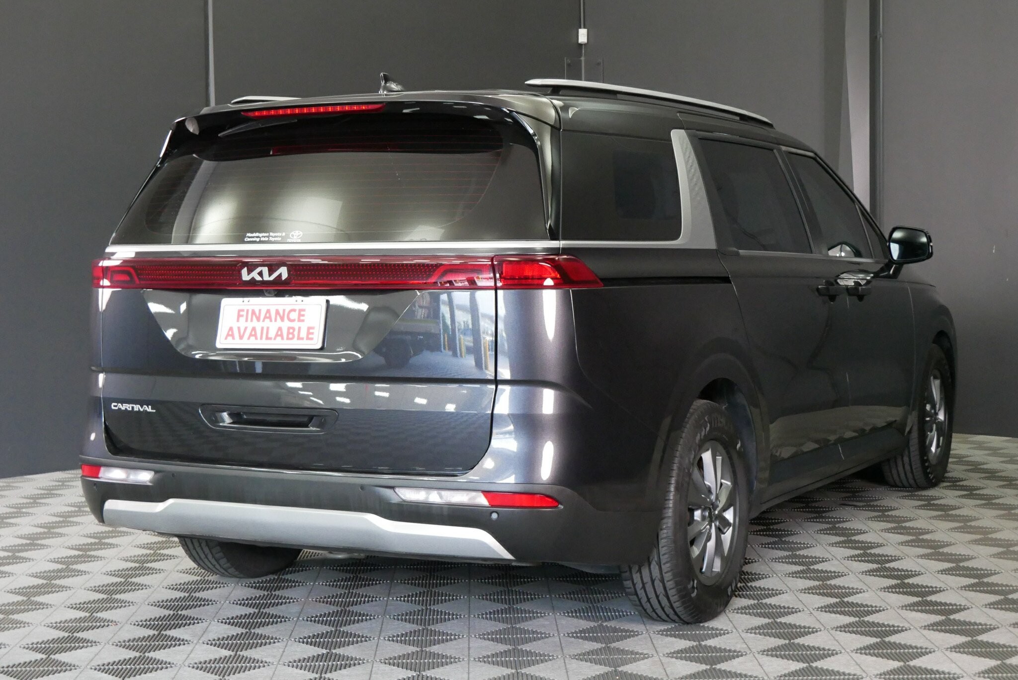 Kia Carnival image 4