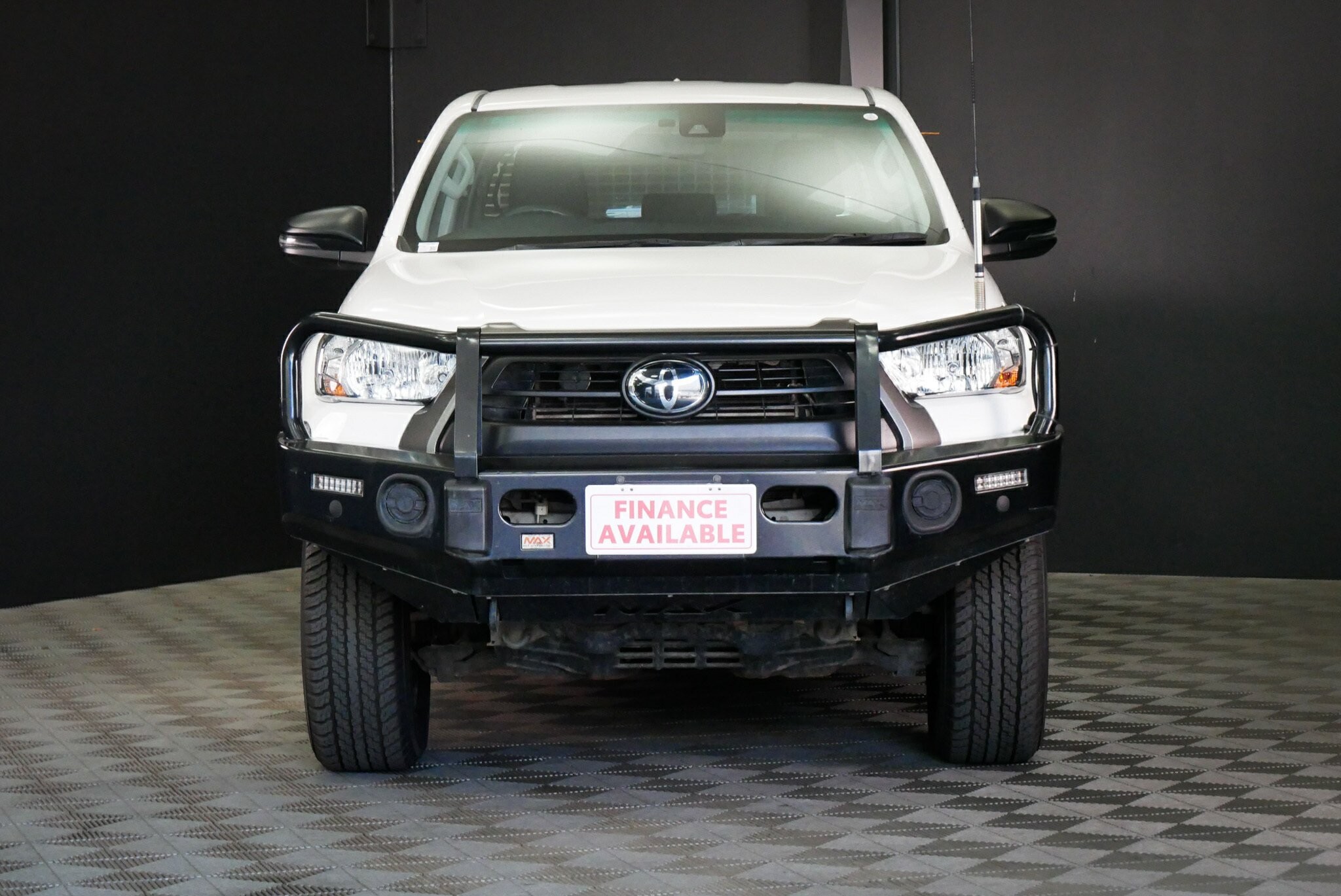 Toyota Hilux image 2