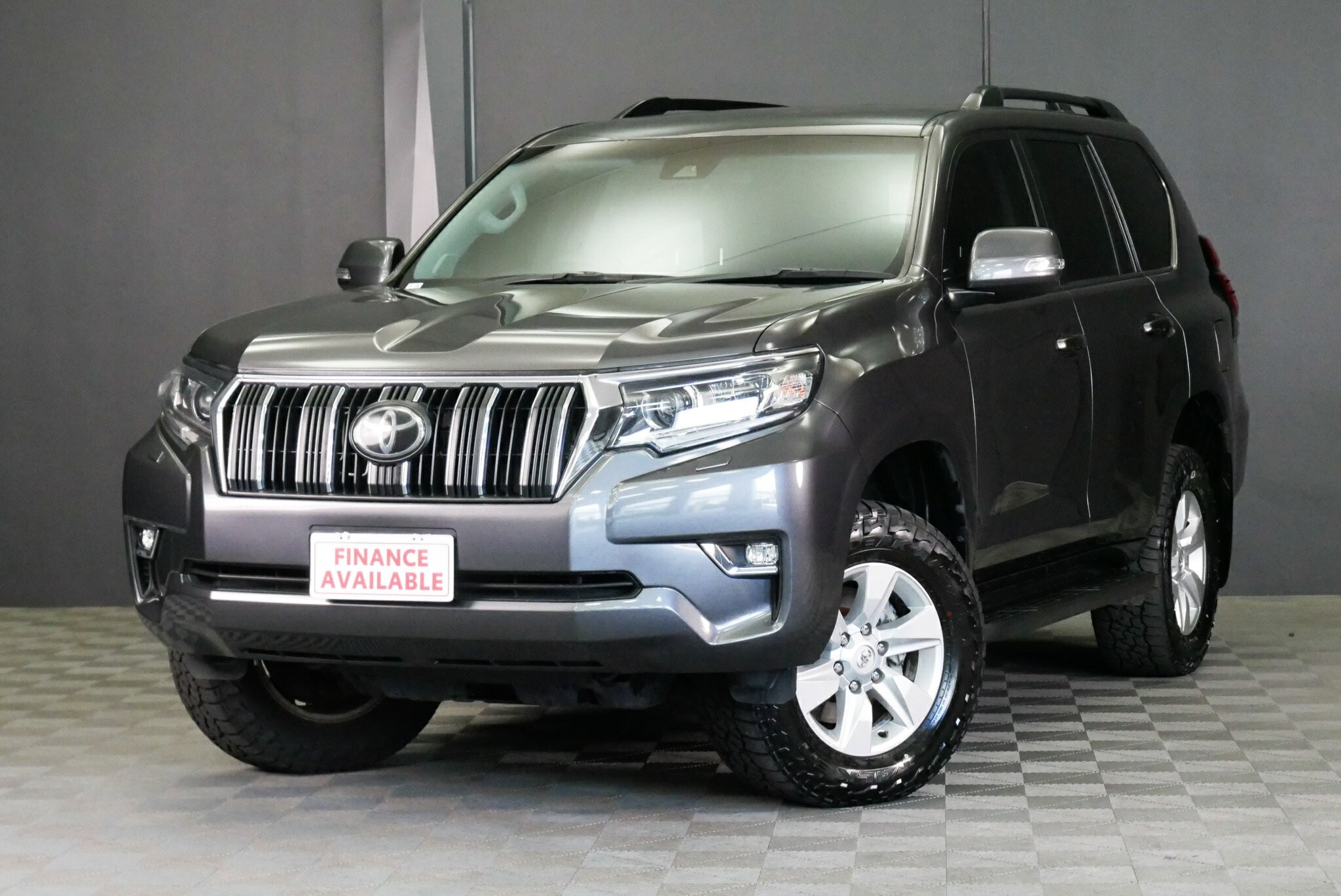 Toyota Landcruiser Prado image 3