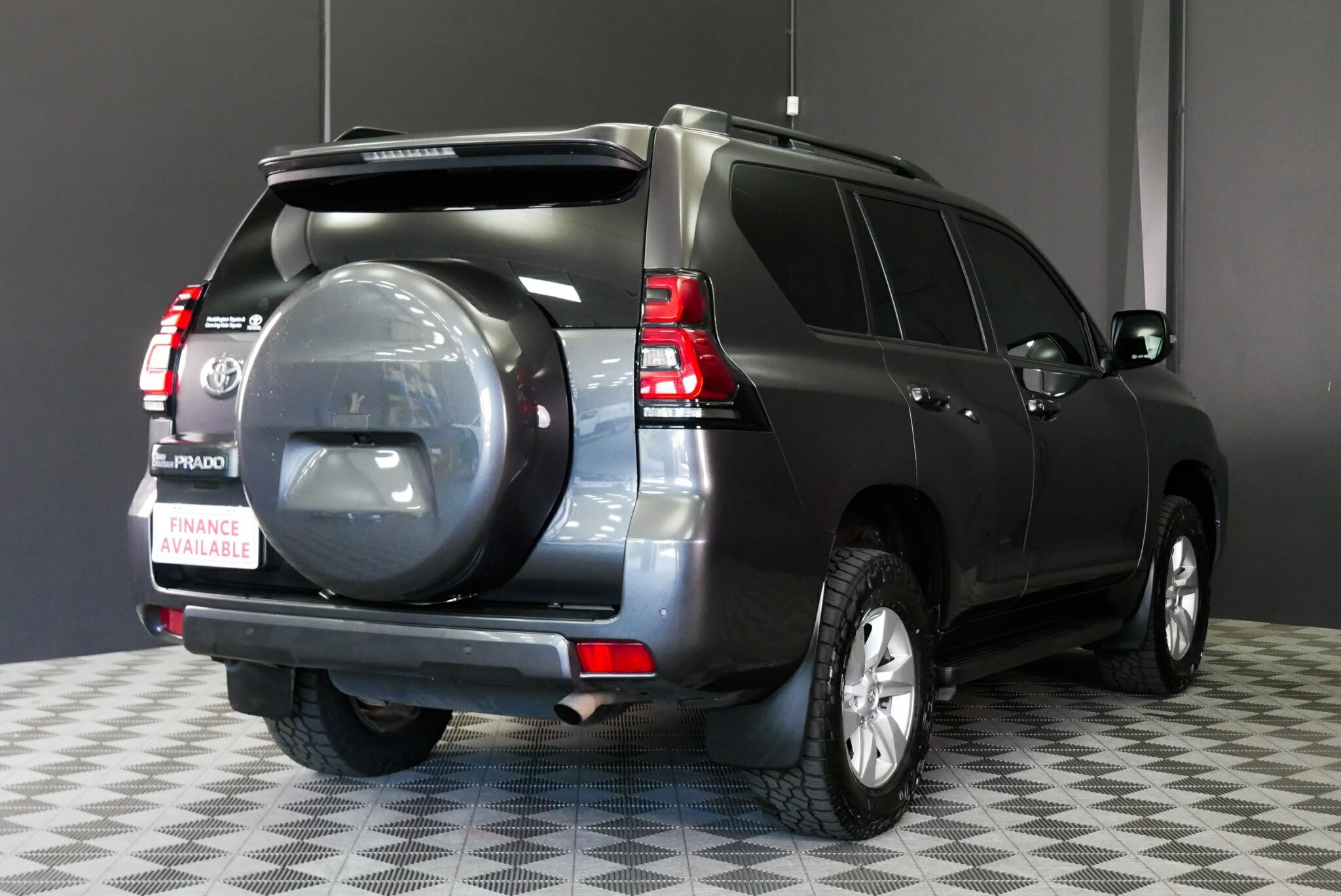 Toyota Landcruiser Prado image 4