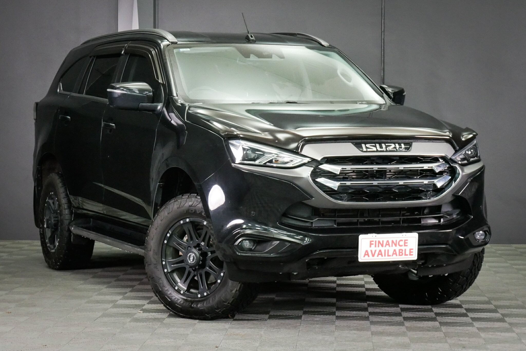 Isuzu Mu-x image 1