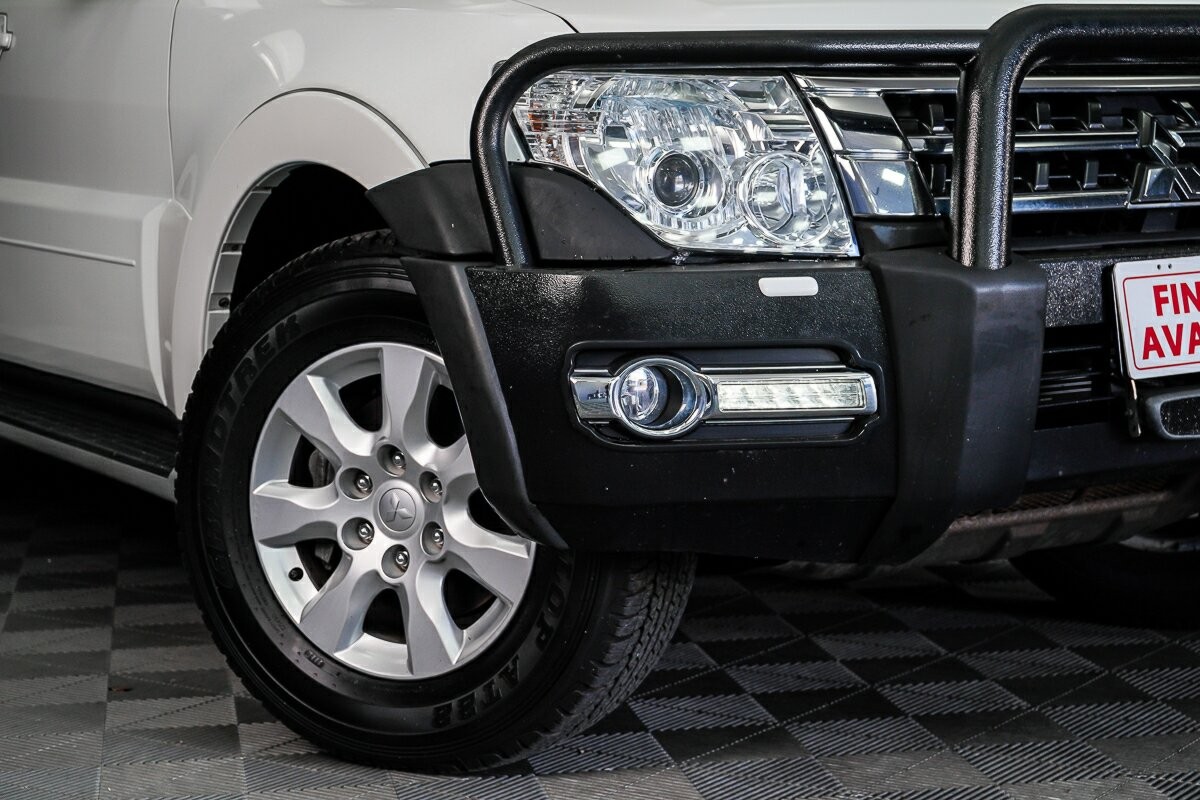 Mitsubishi Pajero image 2