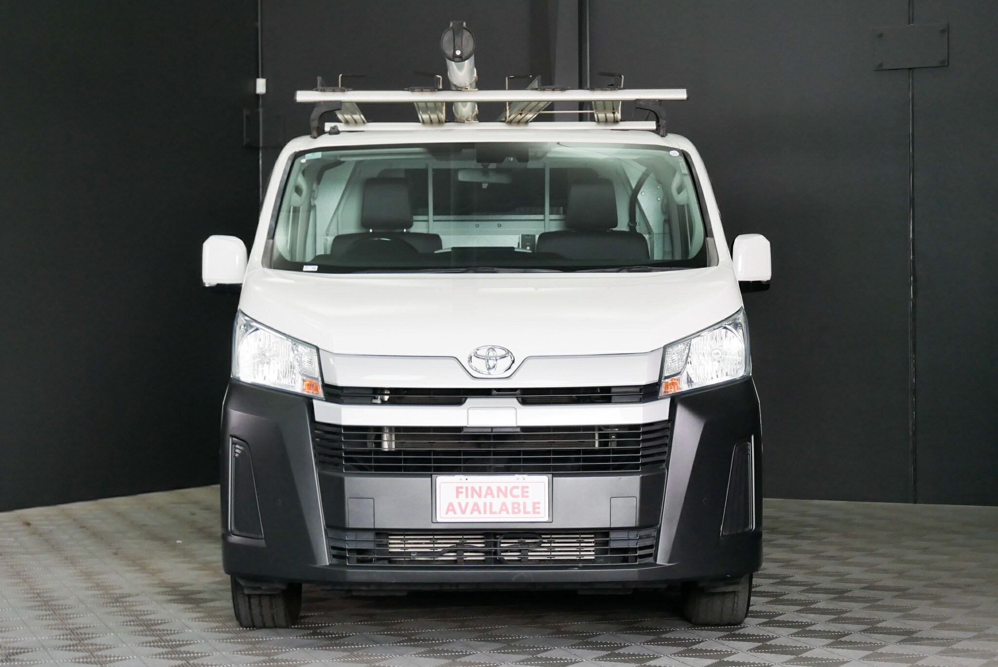 Toyota Hiace image 2