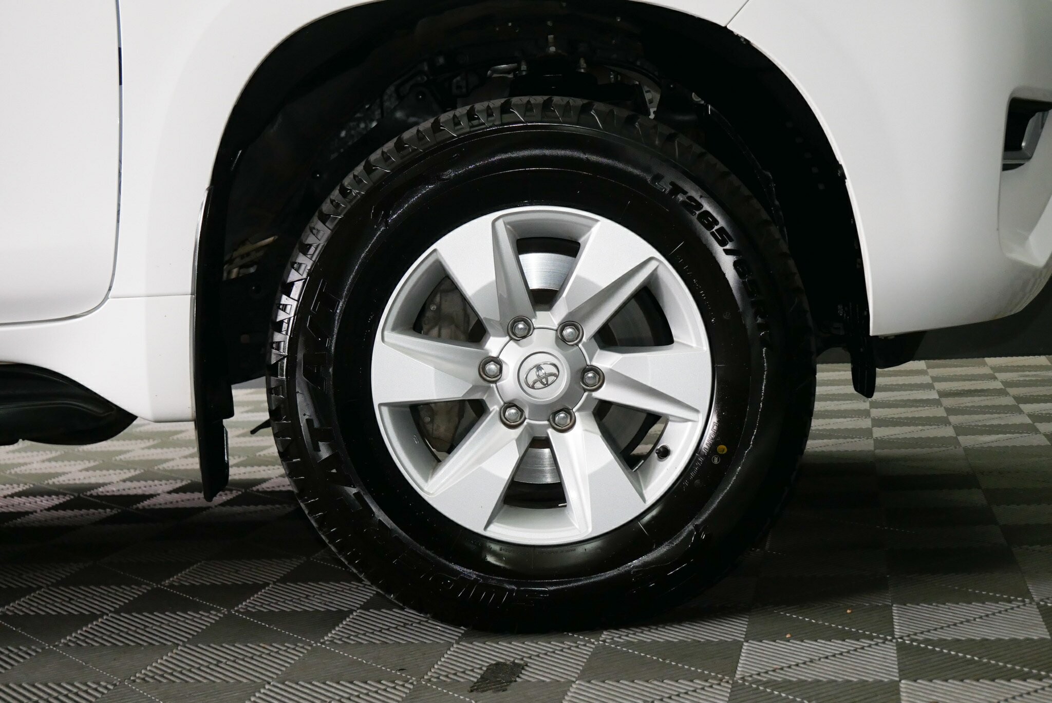 Toyota Landcruiser Prado image 4