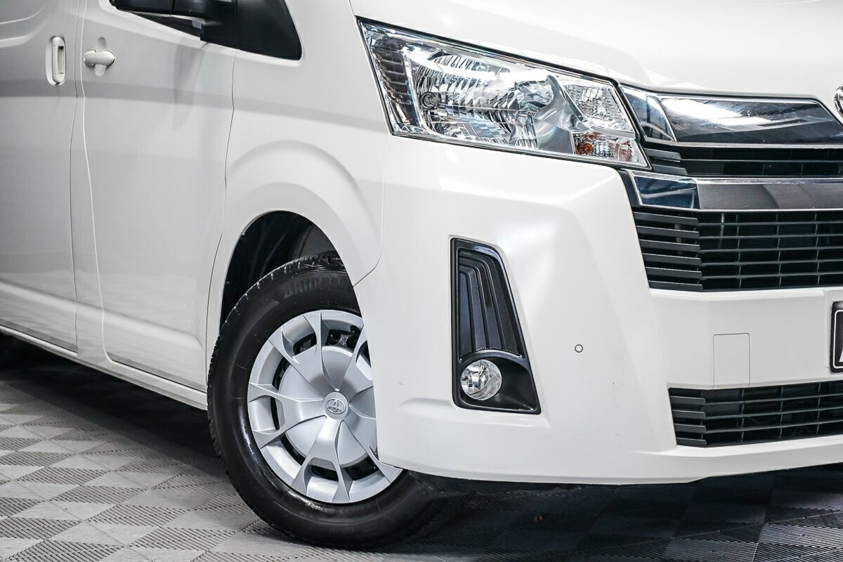 Toyota Hiace image 2