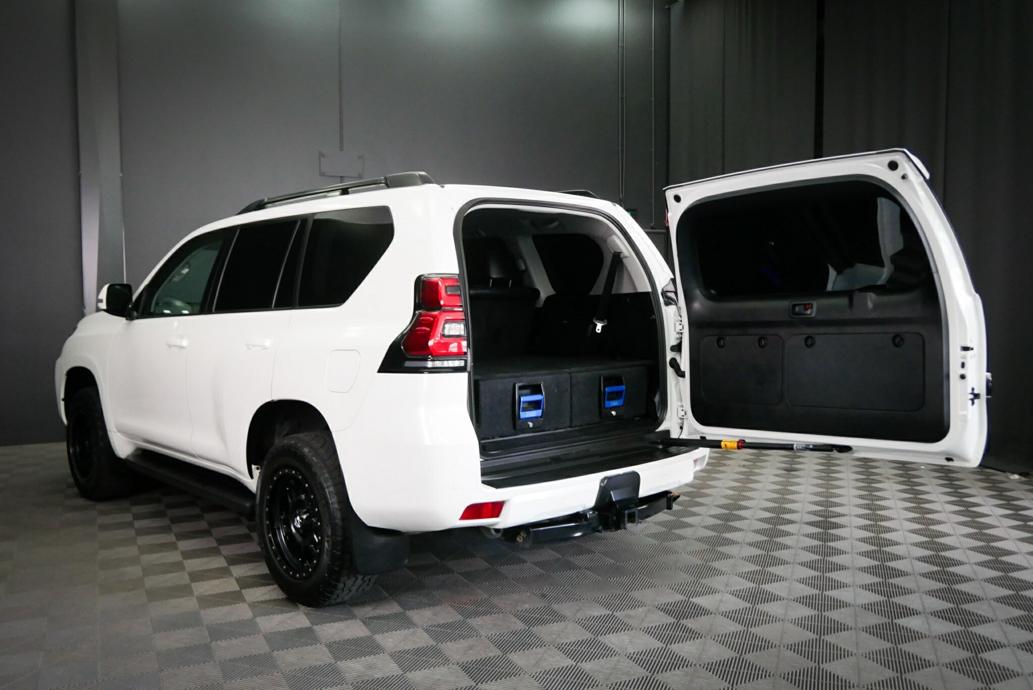 Toyota Landcruiser Prado image 4