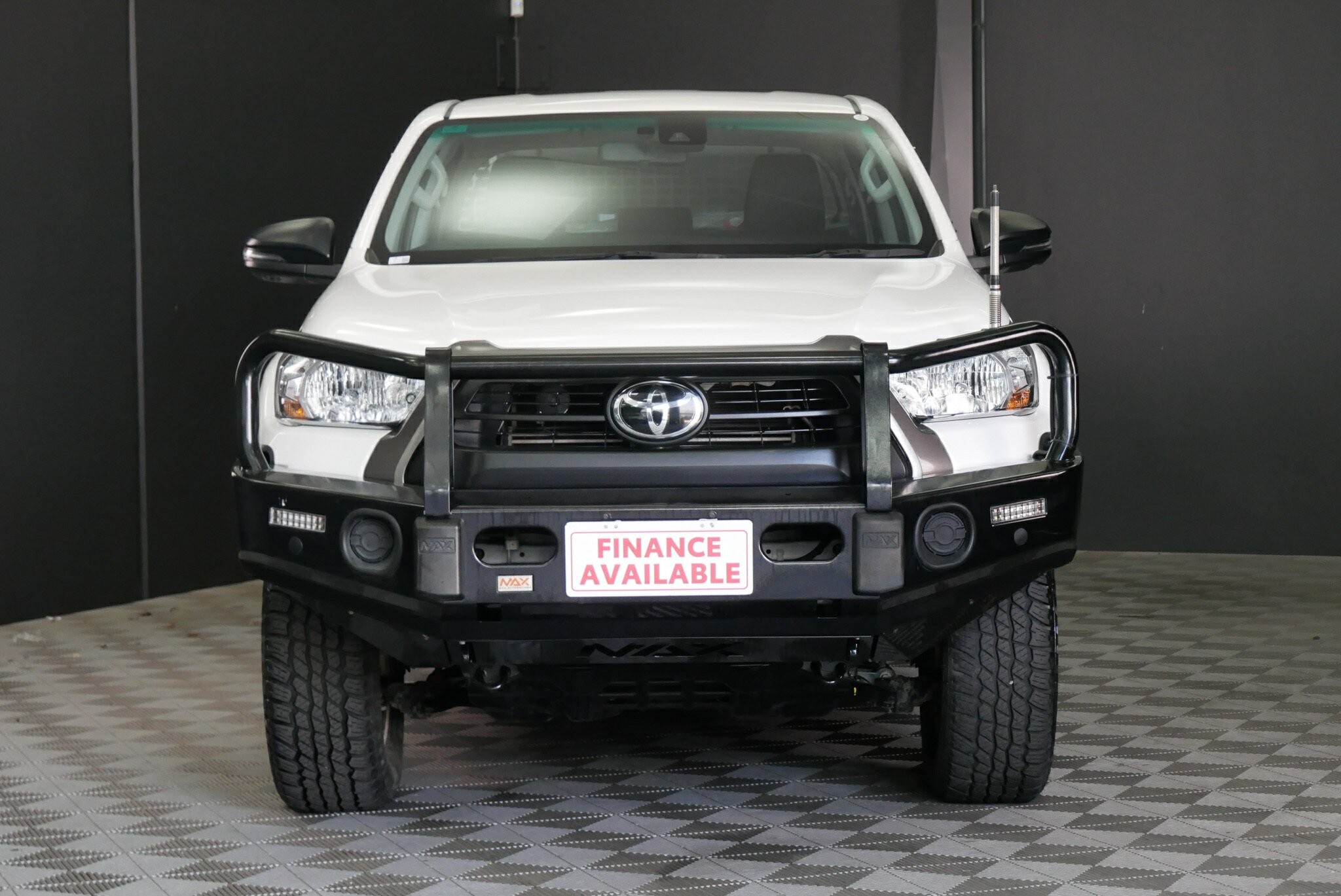 Toyota Hilux image 2